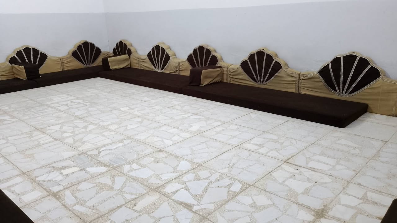 سلام عليكم جلسة عربيه نضيفه 7  دواشك و14 تجوه و5 مخدات مكاني نجف *********** واتساب
