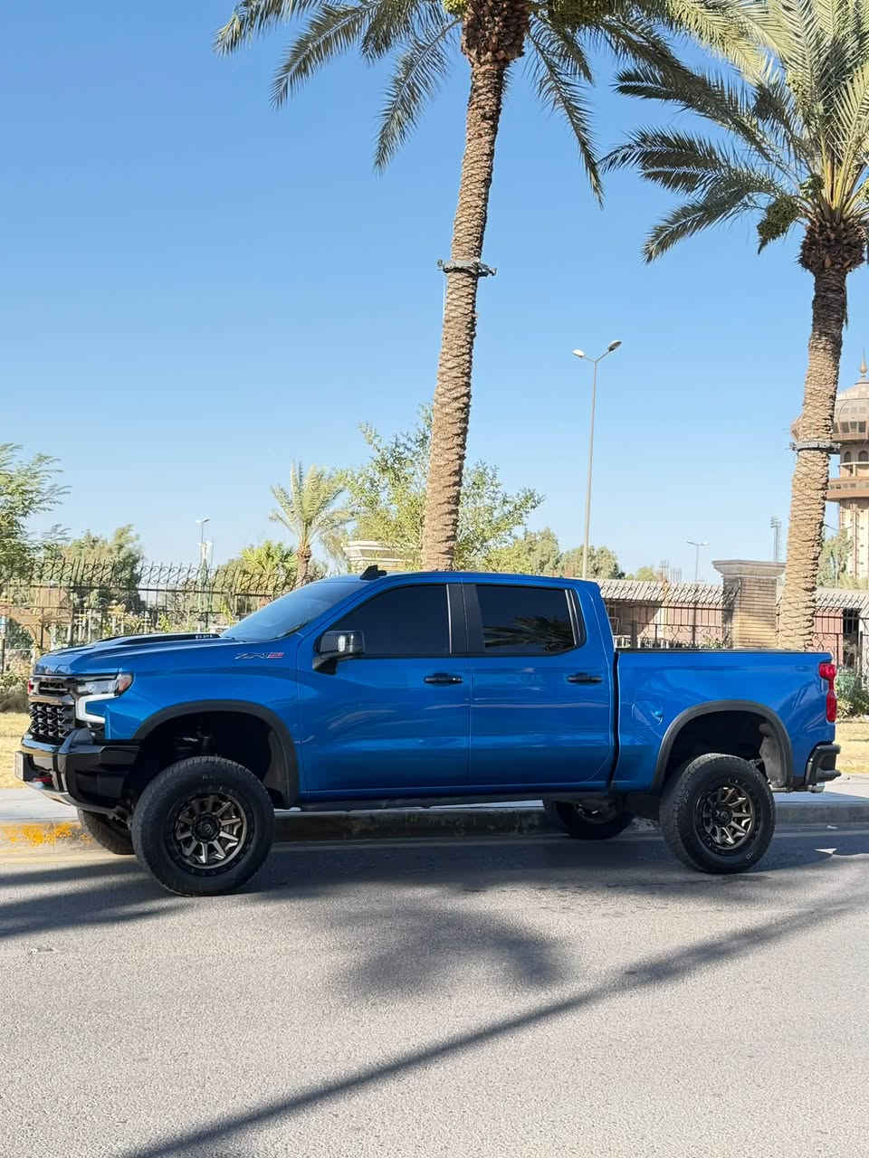 سلفرادو ZR2 2023
السيارة فول الفول كامل مواصفات للاخير
مكينة 6.200 / كير 10 نمر /  فتحة / فور ويل / دفلوك امامي / دفلوك خلفي /  مراية خلفية كامرة / دادتشو دشبول كامل معلومات / صندوك درج / كامرات كامل 360 /  هيتر سترين /  كشنات حضن / جلد تدفئة تبريد / كشنات خلفية تدفئة / كشنات هزاز / خزن كشنات / فتحة على صندوك في جامة الخلفية / انارة كاملة في الصندوق /كشاف ضوء في المراية الجانبية / كامره على صندوك و على تايرات / كشنات السايق و المرافق كامل تحكم كهرباء / تحديد مسار / قيادة ذاتية تفاعلية / رادارات جانبية و امامية / شاشة جبيرة دشبول جديد مال فول 
 و بعد مواصفات كومة 
🔹 عدا الـ zr2 تجي بنيد دعامية لايت شباك مكينه 
صدر كامل Multimatic DSSV  
كلشي يتختلف عن السلفرادو العادية 
ماشية 64،000 km اغلب مشي سيارة في (( دبي ))
🔹 السيارة مزودة 🔹 اكثر من 10،00$ و عليها رقم ممبيز
🔹ترفيعة كاملة kit lift BDS اصلية من امريكا 2,500$
🔹ويلات Fuel اصلية 4 سعر قريب 2،000$
🔹 اكزوز ABW من مكينة Y بايب H بايب كامل للاخير 2,400$
🔹كفر تبريد اكسل خلفي Afe power 350$
🔹دوسات اوفرود 1،500$
🔹تايرات جدد kumho يجي نقشة جبلي بدون صوت 750$
🔹 رقم مميز سعرة 3،500$ يباع مع سيارة  
🔹 كاتب تضليل جديد الاصدار 80‎%‎ 
🔹 تقريباً مجموع الصرف على سيارة اكثر من 13،000$ حقيقي
🔹السيارة بدون صبغ بيها بارد بسيط في جاملغ الخلفي هنا 
السعر 47،000$ و بيها مجال بسيط للشراي 
للتواصل ***********
