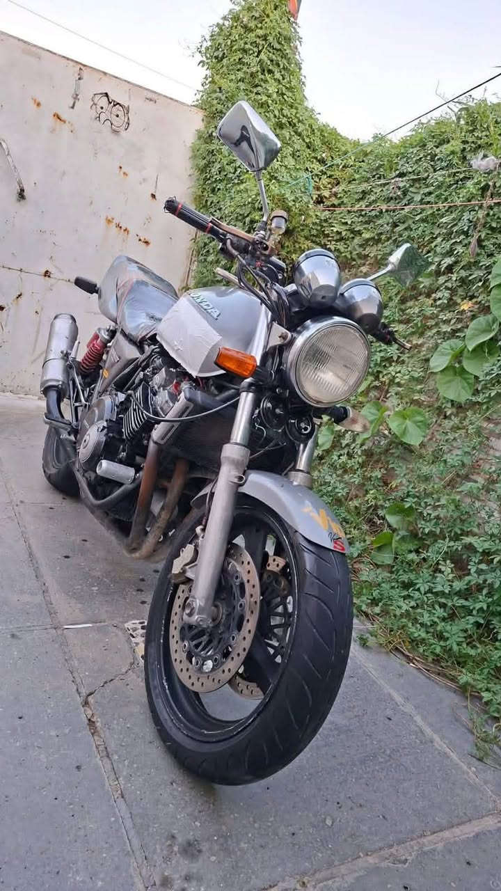 السلام عليكم CB400جيل اول للبيع دراجه ماشالله عليها فول نضافه نصبتها تخبل معدل180شرط اول ثاني ثالث بطناش دراجه جاهزه من كلشي مابيها نقص برقي سعر 12 ورقه وبيها مجال قليل مكانها الاسحاقي  الموشراي لايتعبنه رقم تلفون ***********ادمن❤️❤️
