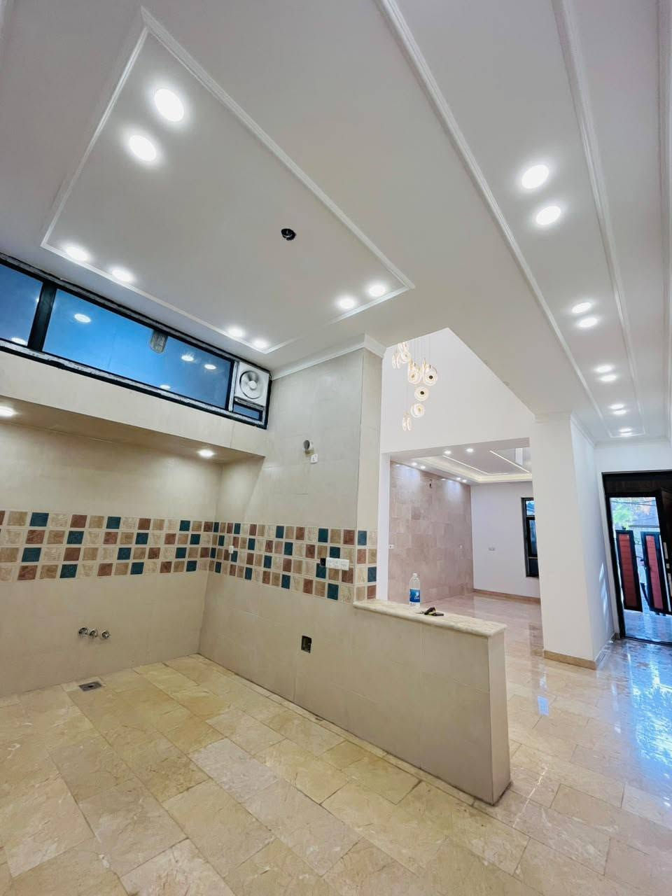 دار  البيع 🏠
المساحه 100متر
📍بغداد حي جهاد
 (خارجيه الاطباء)
يحتوي دار ع مدخلين
  طابق ارضي 
{صاله+مطبخ+منور+غرفه نوم+خدمات 🚾
وخدمات🚾 خارجيه الضيوف}
------------------------
طابق ثاني 
يحتوي ع
 2غرف نوم
حولي
خدمات🚾
---------------------
طابق ثالث 
غرفه نوم
بيتونه 
سطح
----------------
سعر جدآ 💰مناسب
الاستفسار اتصل📞 واتساب
رقم ***********
صادق ابو محمد
