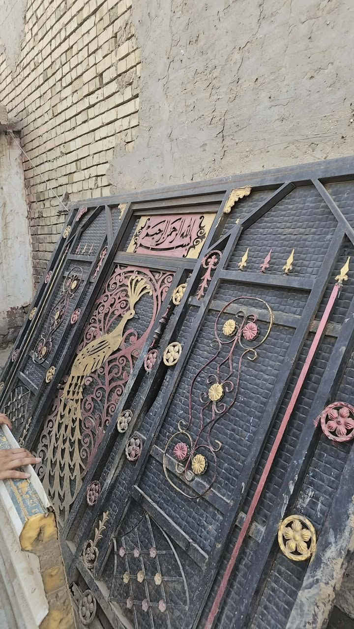باب حديد نضيف بس عوزه صبغ سعره 200 وبيه مجال بسيط نتصال على هل رقم ***********
