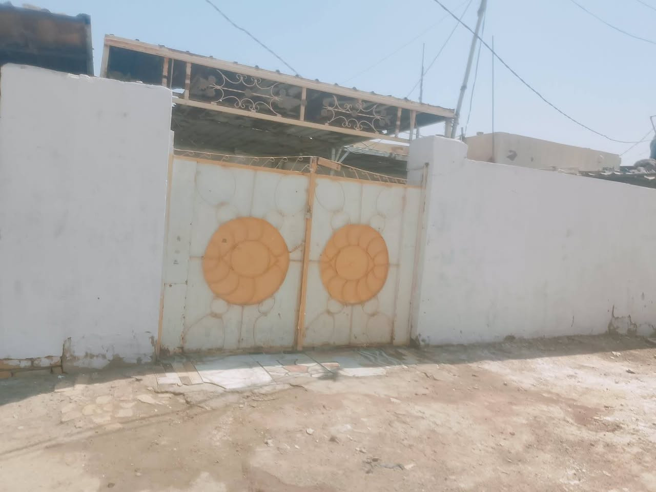 بيت حواسم للبيع يحتوي علي غرفه وصاله وديوانيه ومطبخ وحمام وتواليت مشترك ومخزن وطرمه قرب البانزين خانه البتقاطع مال أبو رمانه سعر 10 ملايين ***********

