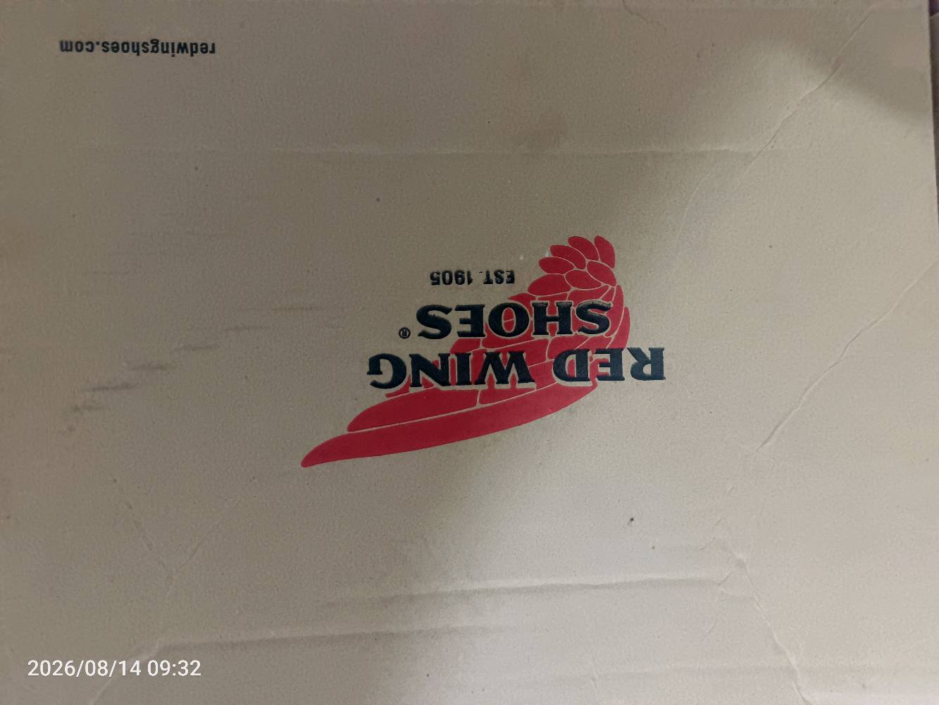حذاء سيفتي ريد وينغ (Red Wing) أمريكي أصلي جديد بكرتونه
وصف المنتج:
حذاء عمل وسلامة (Safety Boot) من شركة Red Wing الأمريكية العريقة، الغنية عن التعريف بمتانتها وجودة جلودها. الحذاء جديد تماماً (غير ملبوس ومخزن بكرتونه الأصلي). الجلد الخارجي بحالة الوكالة وممتاز جداً، فرصة جيدة لمن يبحث عن حذاء سيفتي أصلي بسعر رمزي!
المواصفات والتفاصيل:
الماركة: Red Wing Shoes (صناعة أمريكية).
الموديل: 2238 (مزود بمقدمة صلبة لحماية الأصابع وعازل للكهرباء EH).
سنة الصنع: 2012 (مخزن ولم يُستخدم).
القياس: 38 أوروبي (EU) / 6 أمريكي (US) - مقاس عريض (E2).
حالة الجلد: جديد 100% وخالي من أي عيوب أو تشققات.
السعر:
25,000 دينار عراقي فقط (سعر نهائي ومناسب جداً لقيمة الجلد الأصلي).