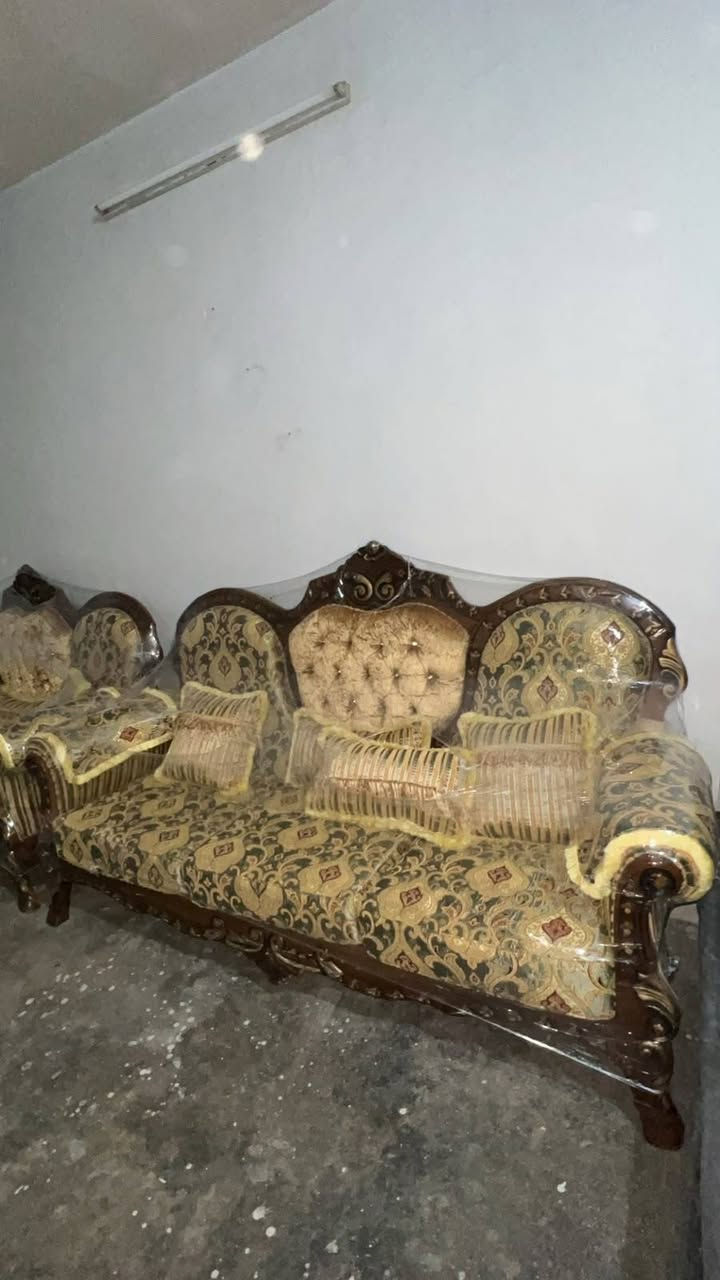 طقم قنفات للبيع شرط النظافه
السعر المطلوب ٣٥٠ وبيه مجال للشراي 

يوجد خدمة توصيل داخل اربيل 
*********** واتساب
