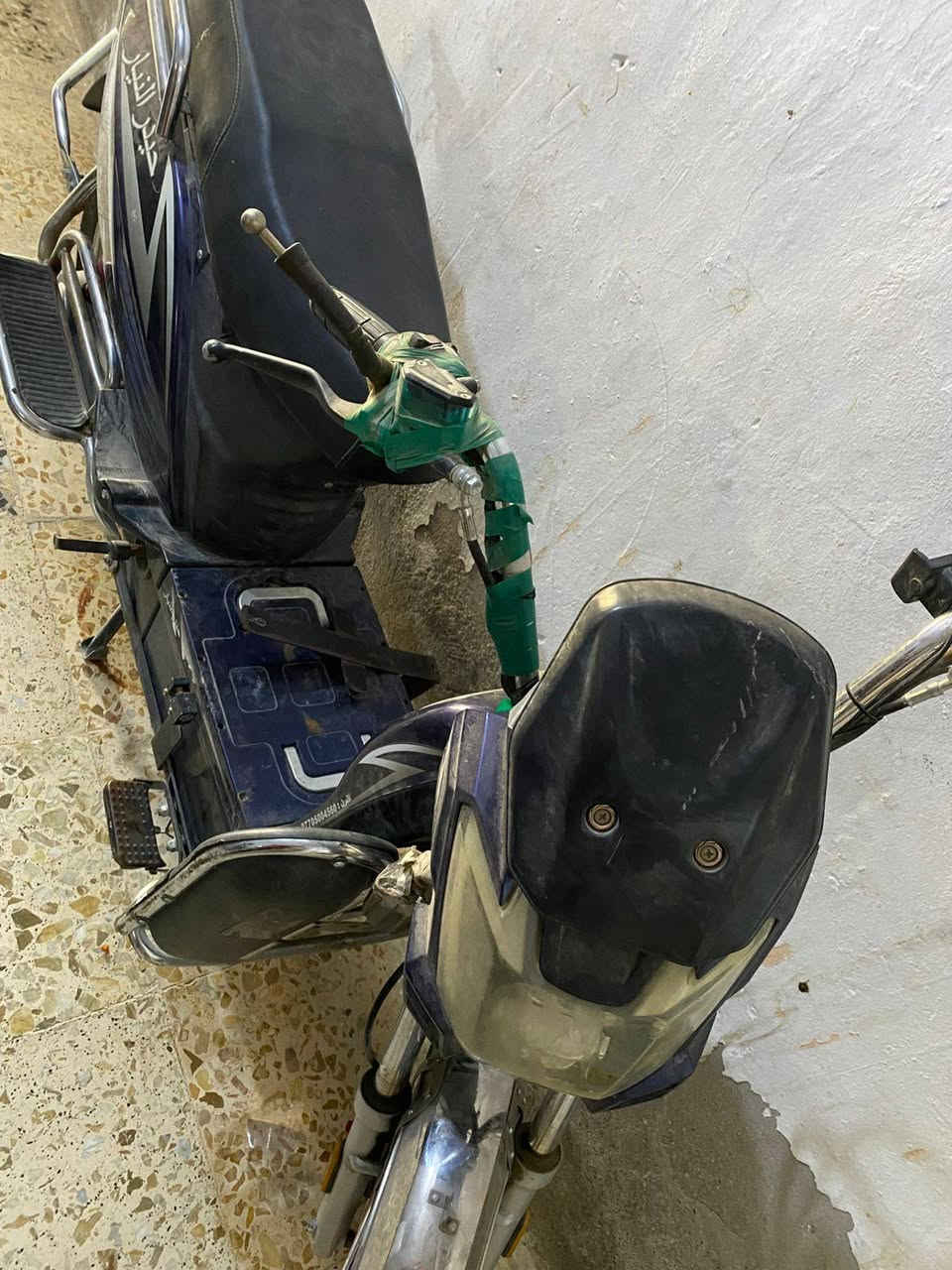 السلام عليكم دراجة شحن للبيع نضيفة نقصهه فقط بطاريات بصمه سويج شغالة تجي تفحصهه عالكهرباء وتاخذهه سعرهه 250 رقم الهاتف *********** بغداد مدينة الصدر

نص مكتوب في الصور:
- حيدر النيار
- للئرس : ***********