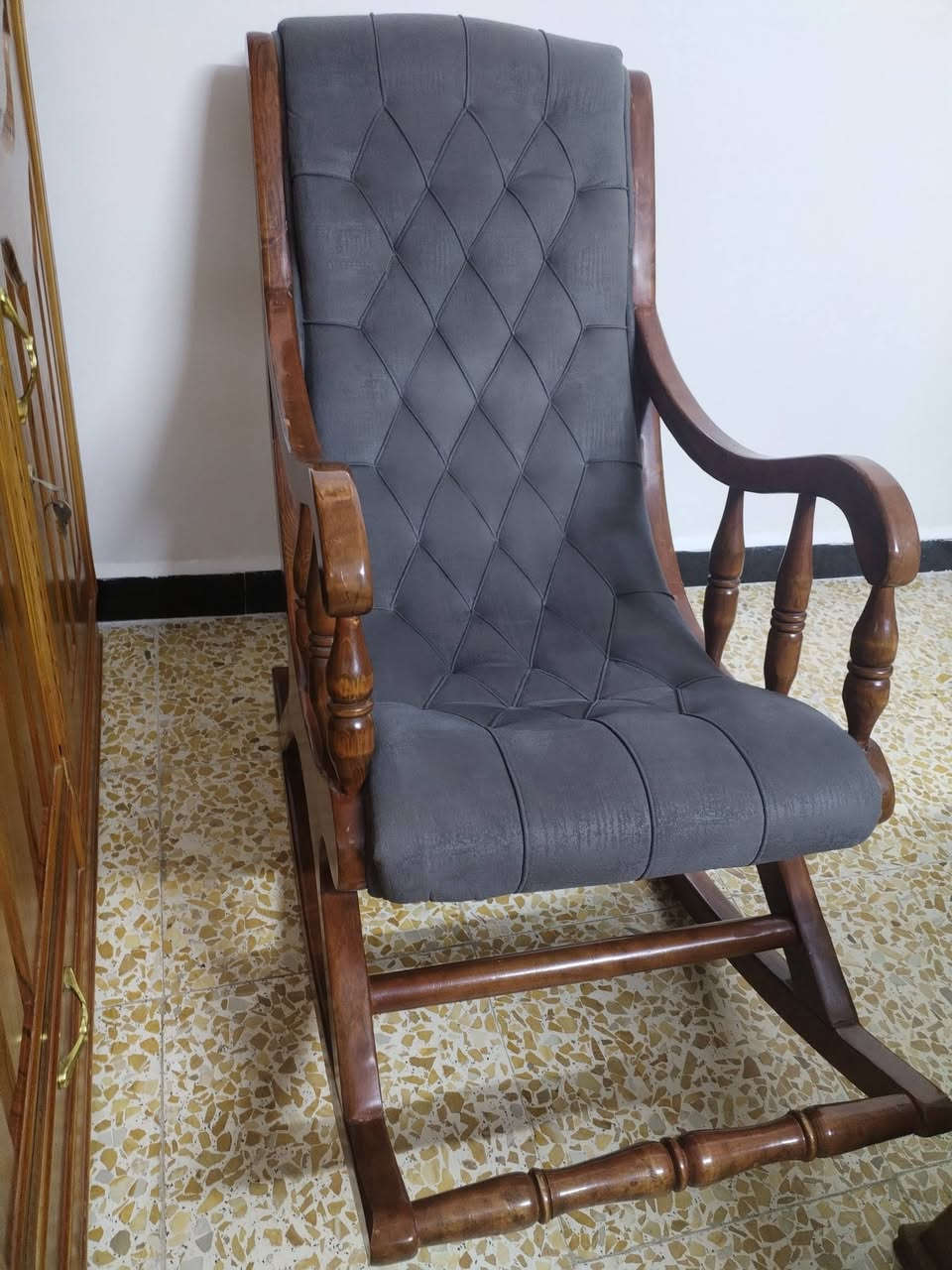 السلام عليكم اغراض نظيفه جدا للبيع المكان السريدات قرب سيطرة الشعب القديمه للأستفسار واتساب ***********
