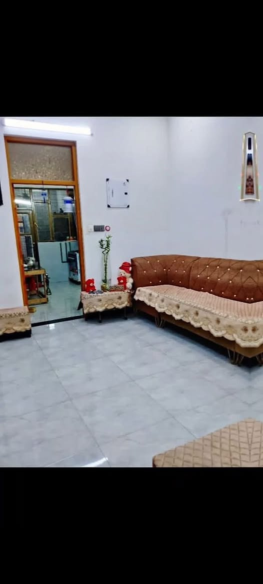 بيت للبيع مساحه 100متر بناء حديث  طابقين يتكون جوه صاله ومطبخ وساحت درج وغرفت نوم وخدمات   جوه وفوك غرفتين وساحت درج فوك وحمام عنوان بغداد  الامين الثانيه سكينه   شارع 15 الجبهه مال البانزين خانه  سادس فرع عن البانزين خانه  سحب انترنيت  ماي مجاري  كامل  زراعي سند 25   السعر 120وبي مجال *********** للاستفسار
