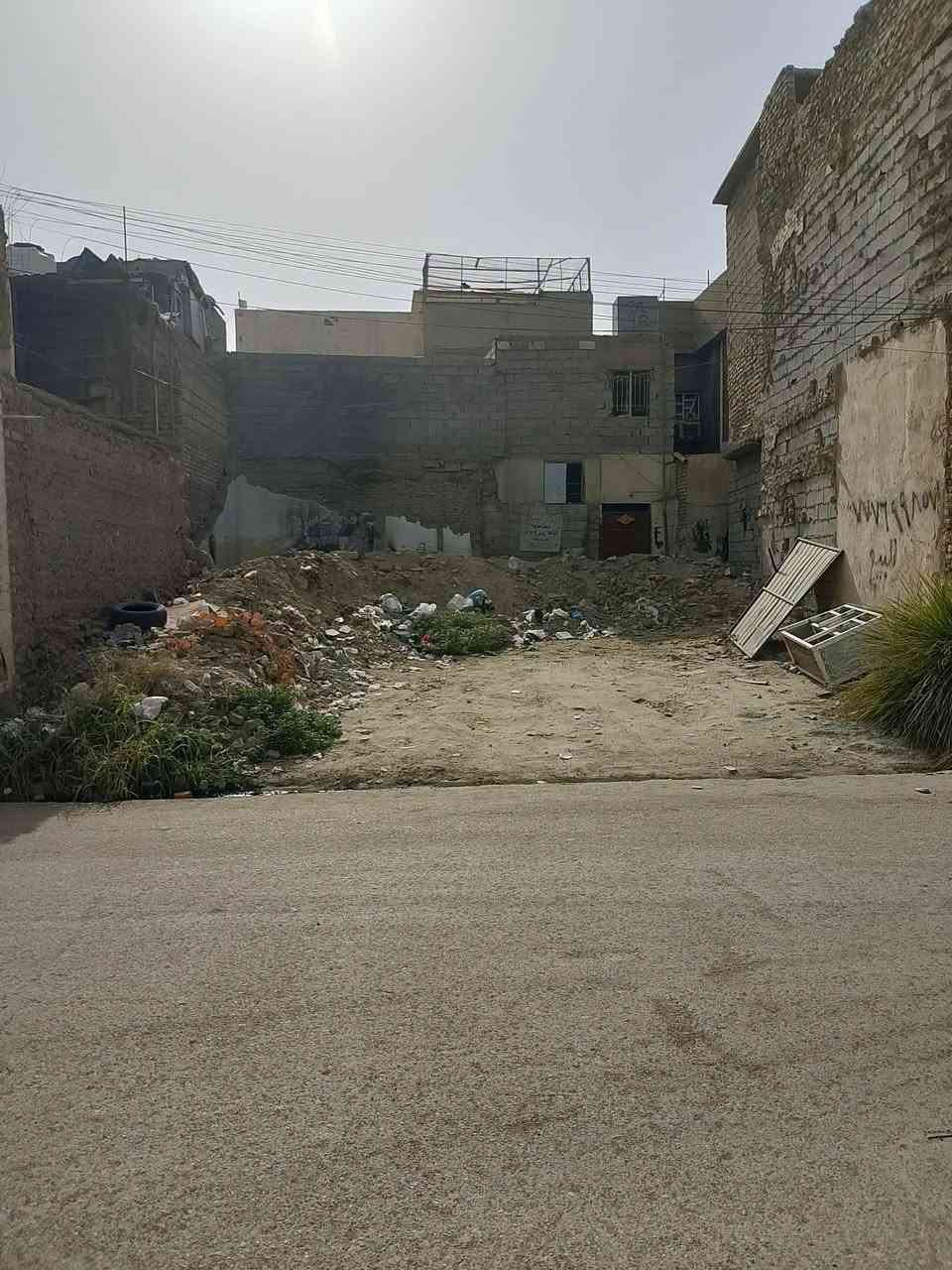 قطعة ارض تجارية سكنبه للبيع
مساحته 144 على شارع العام وجه القطعه 
9 ونص الموقع ديالى بعقوبه المركز السراي تبعد عن شارع العام خريسان وسوق بعقوبه 500 متر وخلف القطعه كورنيش ديالى الاستفسار ***********

نص مكتوب في الصور:
- ويبعد عن شارع العام خريسان وسوق بعقوبه المركز 500 متر
- يبعد عن شارع العام كورنيش 125 متر
- برتقال ديالي