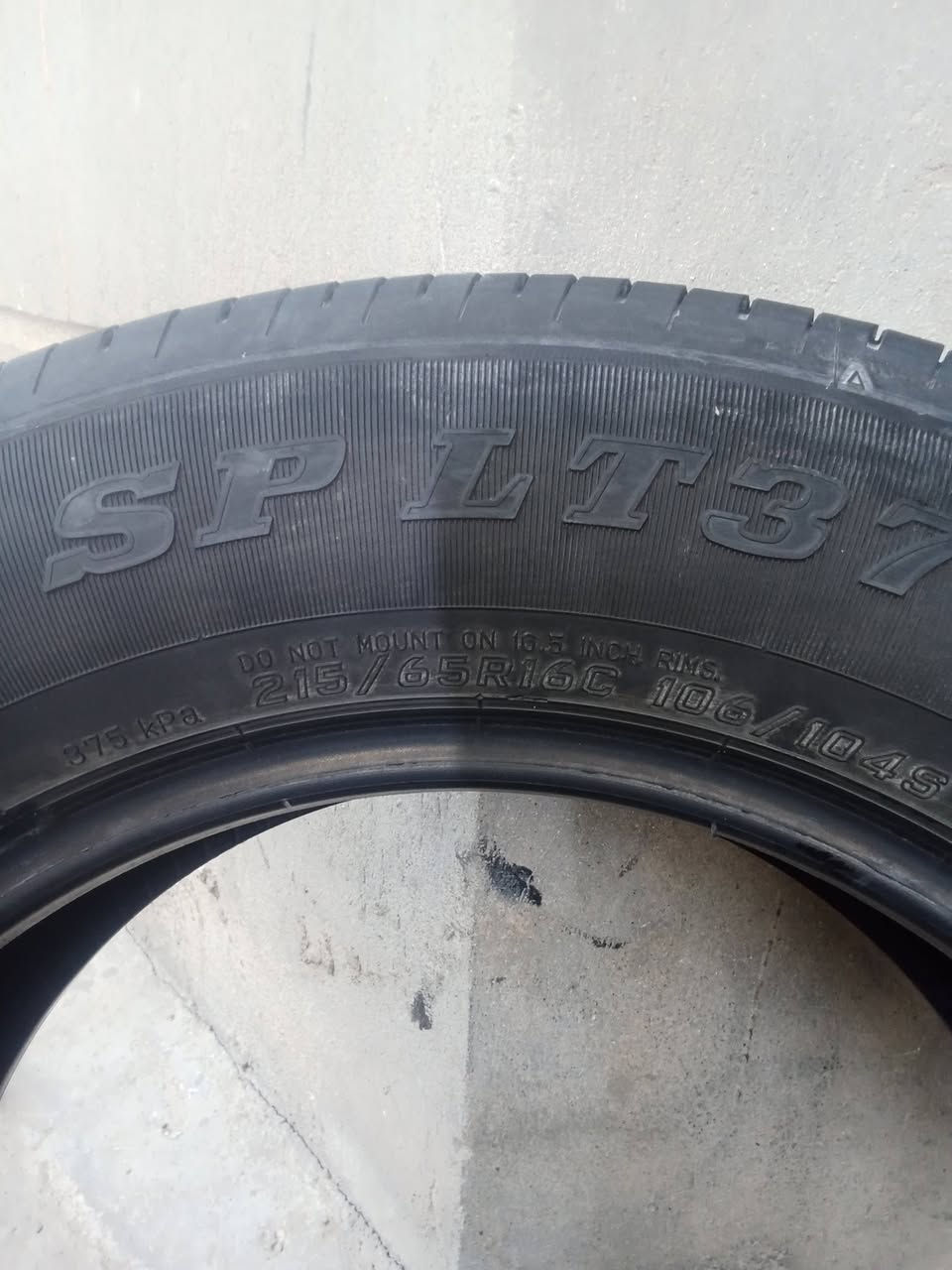 السلام عليكم للبيع تايرات نظيفات كلش حجم 215/65/16 رقم ***********
