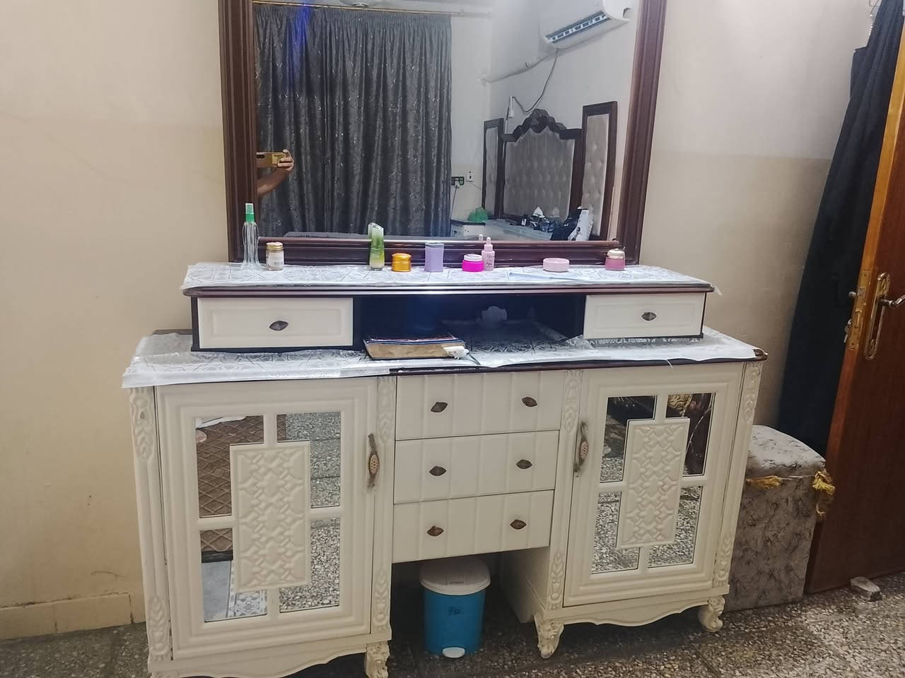سلام عليكم عندي هاي غرفه النوم عراقيه سبع قطع 
سعره ميلونين وربع رقم هاتف ***********عنوان بغداد
