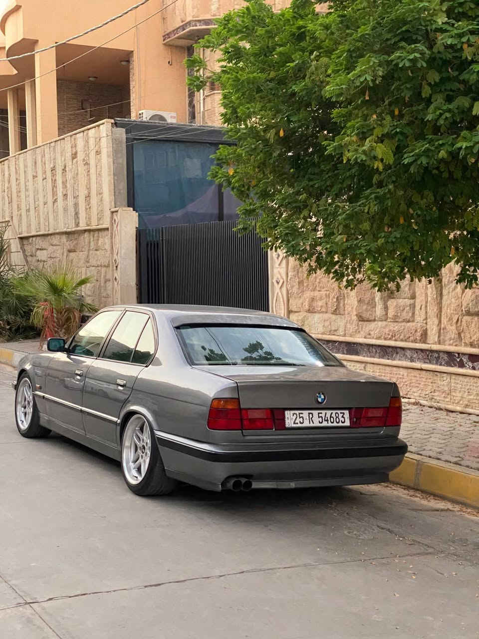 سلام عليكم
بيم دبليو 525 وارد يابان موديل 89 محدثه من دعاميه ل دعاميه 95 و كير و محرك و اكسل و ضفيره
 و عقل M5 و ويل وتاير 18 جددو اربع جامات كهرباء السياره نظافه 95% 
السياره متعوب عليها تبريد ثلج🥶
مكان السياره كركوك 
***********
