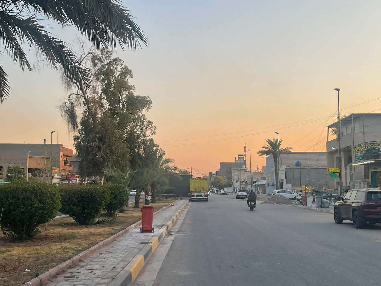 للايجار مشتمل مسلح نظيف تجاري المساحه 120 متر الواجهه 8 النزال 15 يحتوي الطابق الارضي على خدمات خارجيه واستقبال ومطبخ بالوجه وهول حولي ومنورين وخدمات وغرفة نوم والطابق الثاني يحتوي على غرفتين نوم وخدمات الموقع ( يؤجر شركه او مذخر او مخزن)  سعر الايجار الشهري  ثلاث ملايين الموقع شارع فلسطين محله 510 شارع الطارق للاتصال *********** او *********** شركة الخيمه للعقار
