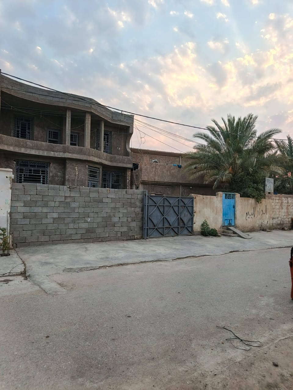 بيوت عدد ثنان مساحة البيت الواحد 300 للبيت الأول يتكون من ديوانيه و مطبخ وصاله واربع غرف نوم طابقين وللبيت ثاني ديوان وصاله و مطبخ وثلاثه غرف نوم طابقين على شارع الرئيسي عرض شارع 12 العنوان حي امينه سعر 105وبيه مجال بسيط تواصل مع رقم الهاتف الموجود ***********
