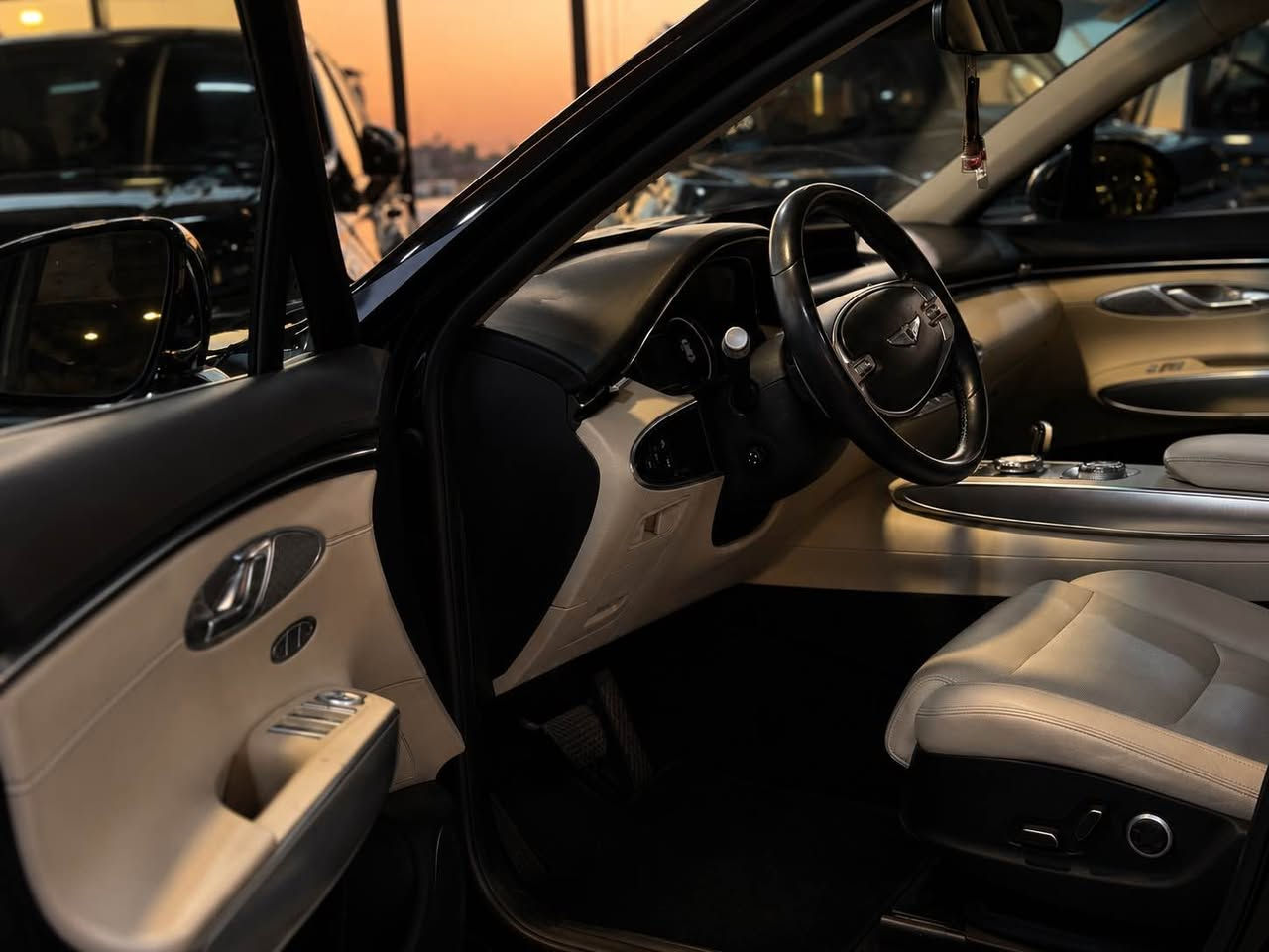 جنسيس GV70 | Prestige

الموديل: 2022
المحرك: 4 سلندر Twin Turbo
الدفع: رباعي AWD
القير: أوتوماتيك 8 سرعات
الممشى: 38 ألف ميل
اللون الخارجي: أسود
الداخلية: بيج وأسود
عدد المقاعد: 5

المواصفات:

حساسات أمامية وخلفية
فتحة سقف بانوراما
تشغيل عن بُعد
دخول وتشغيل ذكي
قيادة ومساعدة ذاتية
مثبت سرعة متكيف
نظام المحافظة على المسار
تحذير النقطة العمياء
نظام تفادي التصادم
فرملة طوارئ تلقائية
مقاعد كهربائية
تدفئة وتبريد المقاعد
ذاكرة المقاعد
دركسون كهربائي متعدد الوظائف
باب خلفي كهربائي
شحن لاسلكي للموبايل
شاشة معلومات وترفيه
عدادات رقمية
نظام صوت فاخر
Auto Hold
Auto Park

جنوط رياضية
مواصفات Prestige

Genesis GV70

للاستفسار *********** البصرة, العراق
