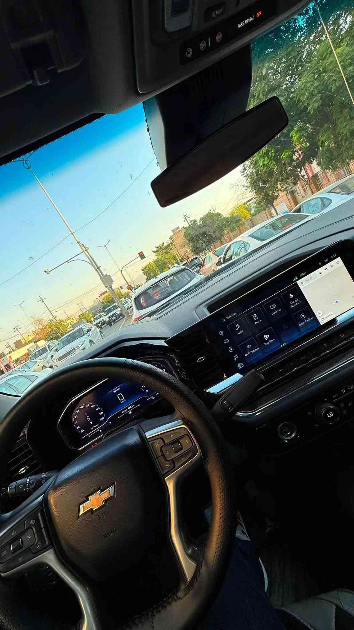 للبيع
شيفروليه سلفرادو LT موديل 2023 (الشكل الجديد)
 الموديل: 2023
 الفئة: LT
 الحجم:( باب طويل بدي قصير)
 اللون: كحلي مميز (Dark Ash Metallic)
 المحرك: 4 سلندر 2.7L TurboMax (قوة 310 حصان / عزم 583 نيوتن.متر)
نوع الكير: أوتوماتيك 8 سرعات علاّگ (مع التحكم اليدوي + / -).
 نظام الدفع: رباعي 4x4 (مع أوضاع قيادة متعددة)
المواصفات والتجهيزات:
 الخارجية:
 إضاءة LED بالكامل (أمامي وخلفي) + كشافات نهارية
 جنوط ألمنيوم سوداء مقاس 20 إنش مع إطارات مشلن (Michelin) خلفيه جديده
 دواسات جانبية سوداء
 هوك قلص خلفي جاهز للقطر مع درجات صعود على زوايا الصندوق
 الداخلية والتقنيات:
 شاشة مركزية كبيرة مقاس 13.4 إنش تدعم Apple CarPlay و Android Auto لاسلكياً
 لوحة عدادات ديجيتال بالكامل مقاس 12.3 إنش
 تشغيل عن بعد + دخول ذكي بدون مفتاح
 مكيف أوتوماتيكي ثنائي المناطق
 أنظمة الأمان:
 (كبح طوارئ ذاتي، تنبيه تصادم أمامي، ومساعد الحفاظ على المسار ومثبت سرعه نوعين)
 كاميرا خلفية عالية الدقة
السياره بدون حادث بدون أيرباك كلشي سليم فقط سرقه باب البدي ودعامية الامامية وموجود رقم شاصي ع خاص
السعر 280 وبيها مجال والسياره بعد احلى من الصور وسعرها نزلت منه متوازي على بيعتها وبدون كسران وسيارة نضيفة
تواصل:- *********** واتساب
