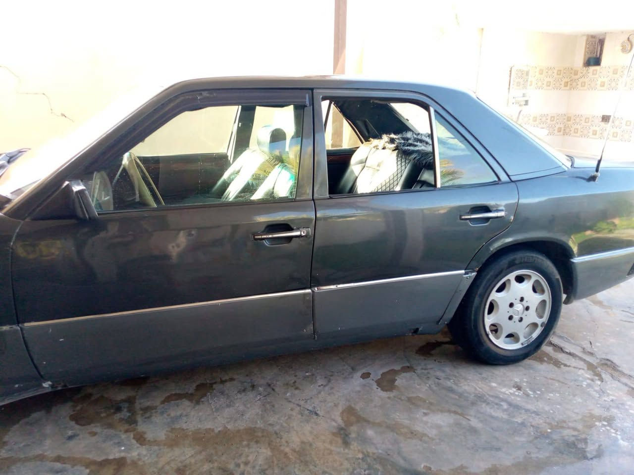 مارسيدس دب موديل 92 محرك بطه محور سياره معمره ونصبته حلوه غرفتها جلد نضيفه قواعد دبل واحد معمر واحد بلاد لايت زينون منضومه مالتها جديده كمبريسر شغال بس چيك بواري وغاز السياره يرادلها ترتيب سعر 38 وبيها مجال مكان ديالى المقداديه *********** واتساب فقط
