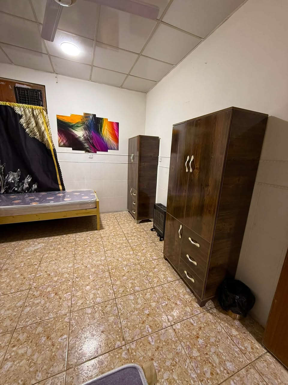 📍 البياع
قريب: ابن سينا والمستنصرية (5 د مشي)
والفراهيدي (10 د مشي)
🏠 شقة مؤثثة بالكامل
غرفتين + صالة + مطبخ + حمام
✨ شامل كهرباء 
👩‍🎓 السكن: كل بنتين بغرفة
💰 الإيجار: 250 ألف للنفر
📞 للتواصل: ***********
