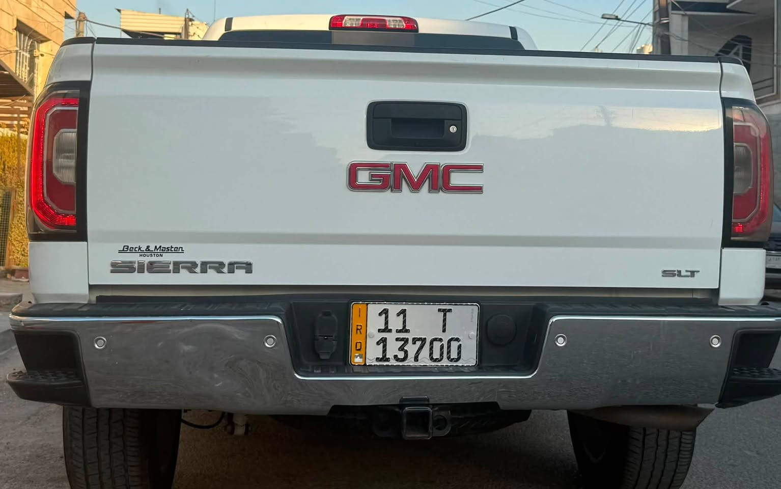 GMC sierra 2018
جي إم سييرا ابيض رقم بغداد ماشيه 99 
حادثها الجاملغ والاطار الايمن 

‎: نوع المحرك (محرك 8 أسطوانات سعة 5.3 لتر).

3GTU2NEC9JG442137

السيارة نظيفة وجاهزة سنوية بأسمي تحويل ثاني يوم ،رقم جديد انكليزي
السعر $ 207 
☎️ ***********
