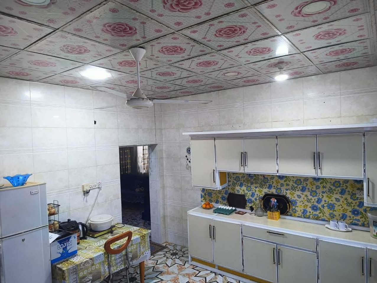 بيت للبيع بنزلت ام الهوش . قريب تقاطع السكك مساحه البيت 200 متر .يتكون البيت من غرفتين كبار 4×4 صالةجبيرة كلش طارمه تطب بيهة سيارة مطبخ كلش جبير براني 11×4 او حمام داخلي وخارجي تهويات ثنين كلش كبار سطح كله شتايكر البيت بناء طابوك عكادة  المنطقة مخدومه ماي ومجاي ومقرنص .البيت اول شارع بالمقرنص .يبعد عن الشارع الرئيسي 150متر .البيت إقرار محكمه . سند 25 السعر مناسب ب 55وبي مجال
