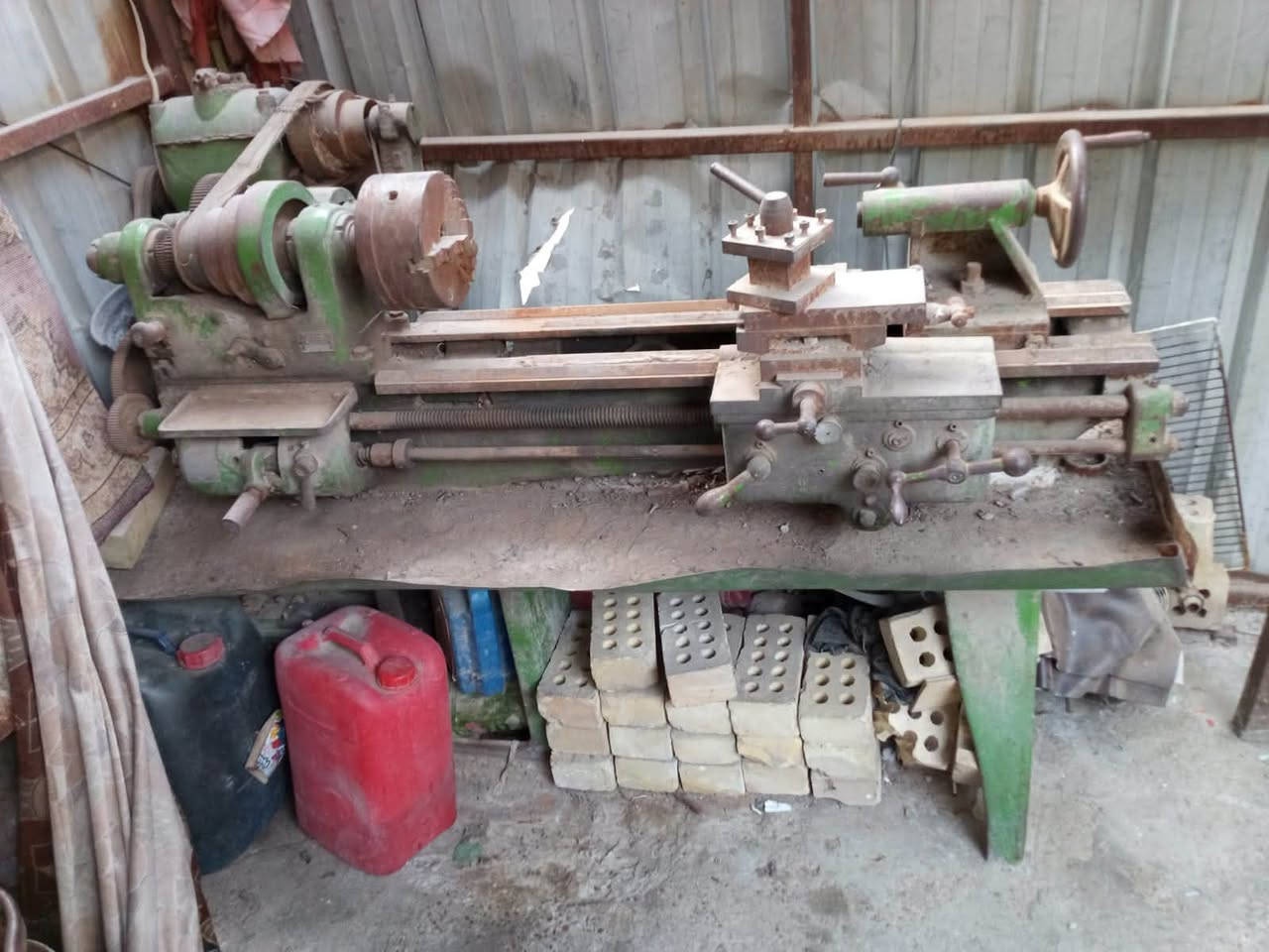سلام عليكم
🔧 تورنه للبيع شغاله
للبيع تورنه تقليدية  صناعية، قوية ومتينة ومناسبة لأعمال الخراطة المختلفة، وتصلح للورش وأعمال التصليح والتصنيع المعدني.
المواصفات والاستخدامات:
تورنه أفقية تقليدية للمعادن.
مناسبة لخراطة الحديد والمعادن.
تصلح لتسوية الأوجه وتدوير الأعمدة.
إمكانية عمل القلاوظ والسنون.
مناسبة لأعمال التجويف والتشغيل المختلفة.
تحتوي على ظرف خراطة ومجموعة من أدوات التحكم كما موضح بالصور.
تورنه مستعملة وتباع بحالتها الحالية كما موضح بالصور.
📌 الحالة: مستعملة
📌 الموديل: غير معروف
📌 المعاينة: متاحة للجادين
💰 السعر: قابل للتفاوض بعد المعاينة.
للجادين فقط، التواصل على الخاص لمعرفة السعر والموقع والتفاصيل. اتصل علا رقم *********** واتساب فقط

