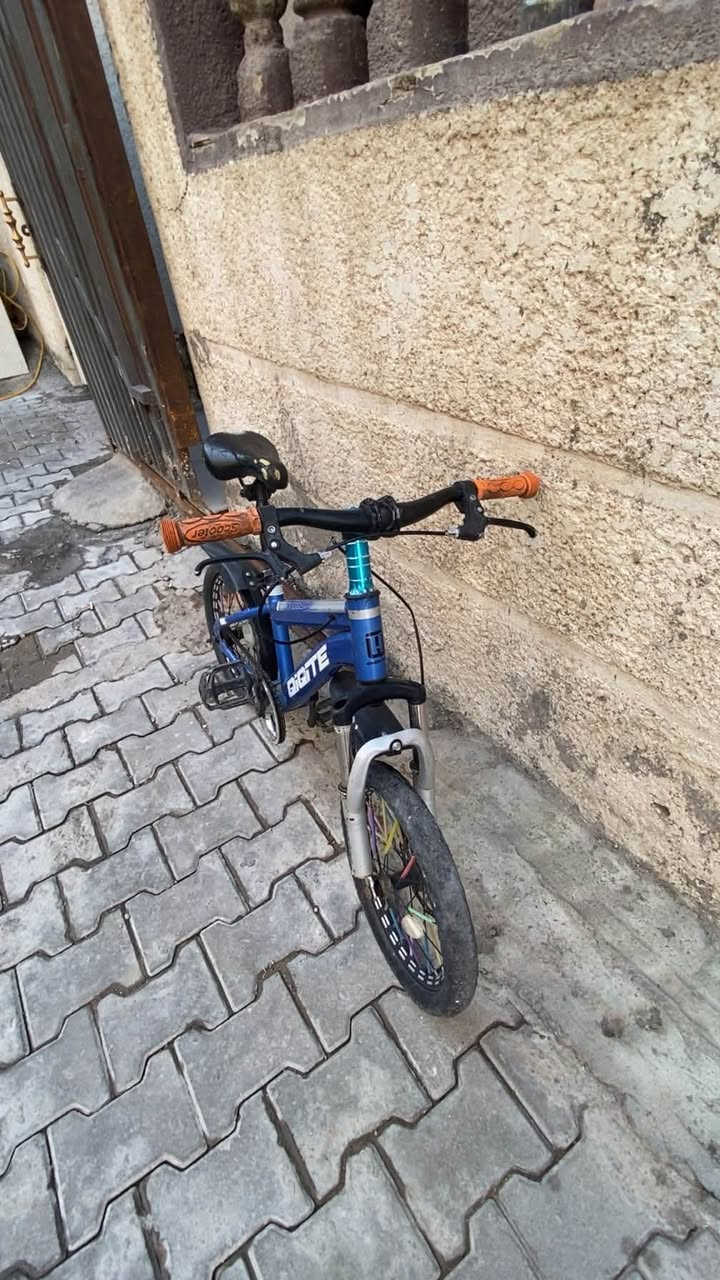 سلام عليكم بايسكل للبيع ياباني كلة جديد حجم ١٦ السعر ٤٥الف وبي مجال بصيط مكاني الاعظمية شارع ٢٠ وهاذ الرقم***********
