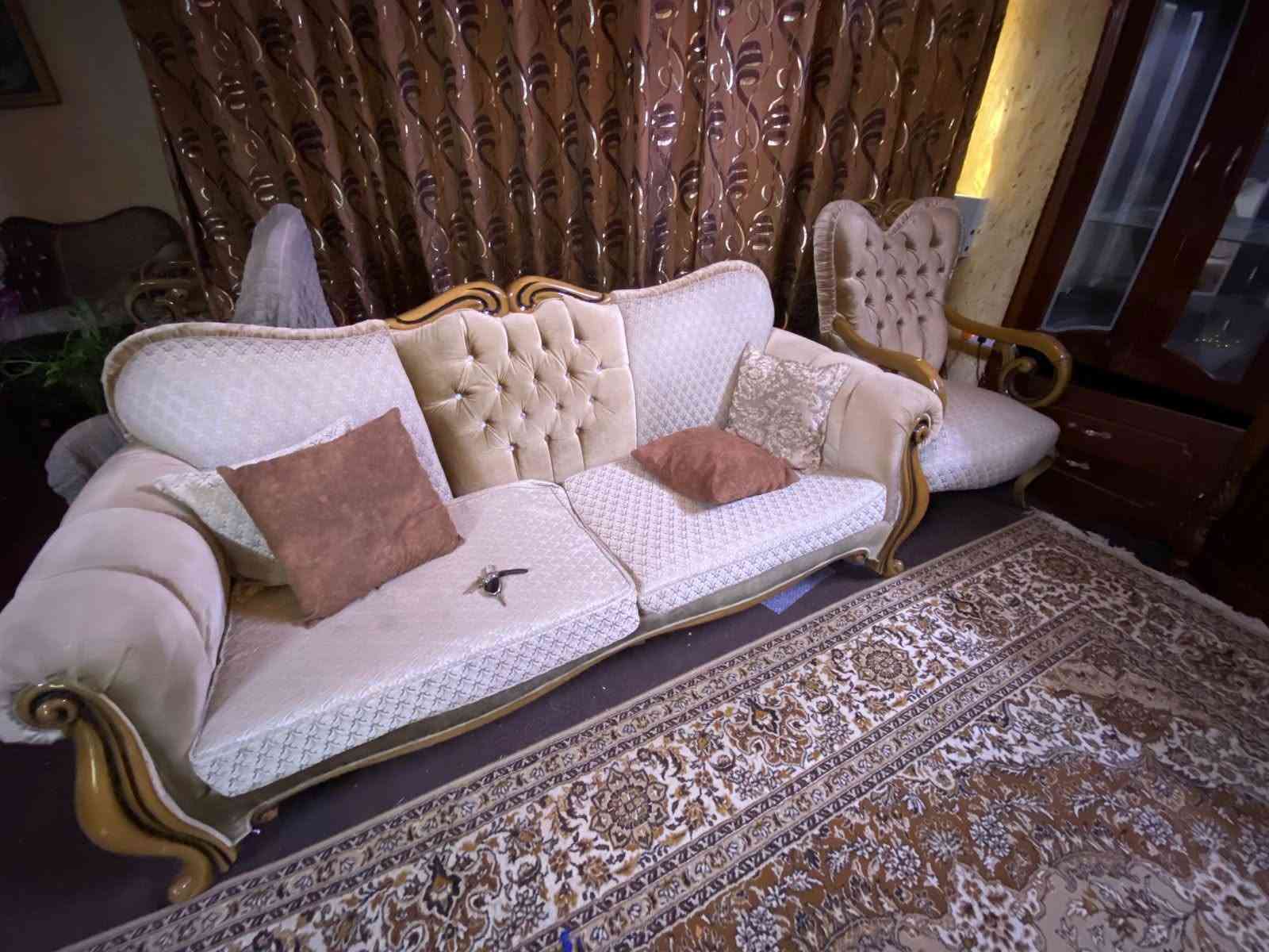 سلام عليكم اغراض بيت مستعجل على بيعتهم تخم تركي 18 مقاعد  نضيف جدا وكاونتر كامل نضيف جدا  فاترينات انتيكا قديمه كلش مكاني بغداد ***********
