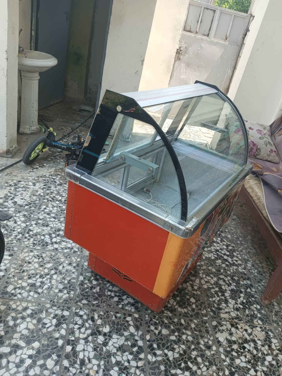 عارضات للبيع جدادد وشغلات تبريد ثلج ثلج سعر الوحده 225 مكاني المحموديه حي الرشيد ***********او ***********
