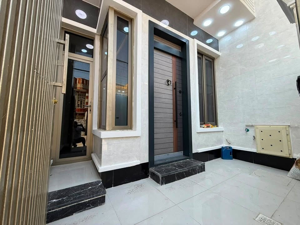 🏠دار حديث للبيع 
في حي التجار / مقابل جامعة الامام الكاظم
📎قرب شارع التجار العام

📎بناء حديث فول درجى اولى 
🔸المساحة:90م. 
 🔸واجهة:4.5م نزال:20م

يحتوي على 

🔸الطابق الارضي :طرمة

 🔸استقبال منفصل 
 🔸 + مطبخ حار بارد مفتوح على الصالة
🔸 منـور 
🔸+ حمام كبير + غرفة نوم كبيرة

🔸الطابق الاول 

🔸غرفتين نوم كبيره + حمام

للاستفسار الاتصال بالرقم التالي 
*********** 
او مراجعة مكتب الدار للوساطة العقارية 
الكائن في حي البنوك بداية شارع الكنيسة من جهة الجسر
