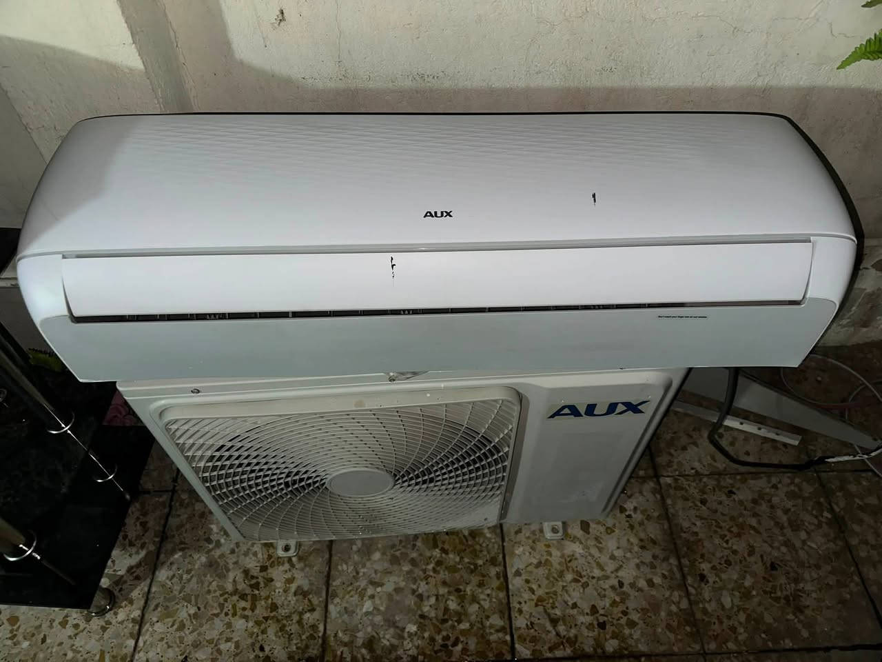 سبلت اوكس AUX للبيع تدفئه و تبريد غير داخل صيانه بلادي مستعمل مال بيت الون ابيض قطعه داخليه و الخارجيه نضيفه بلاديه حجم 2 طن (24000) BTU غاز الشركة R22 مقفول بالقطعه الخارجيه ضاغط t3 يتحمل حرارة الصيف ما يفصل ملحقاته ستاند للقطعه الخارجيه و ريمونت و بواري سبلت ملحقاته يحتوي على قطعة
(( واي فاي )) أصلية السعر 400 و بي مجال للطيبين العنوان بغداد حي تونس افاق عربية للاتصال ***********

