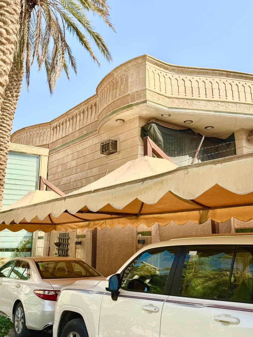 مظلات شمسية للبيع
٣ مظلات منفصلة 

- طول الواحدة ٥ امتار والعرض ٣ امتار 

- جلد صناعي سميك جدا خالية من اي اضرار او شقوق 

- لون بيجي هادئ

- لا تحتاج لاي صيانة او تعديل 

السعر للمظلة الواحدة ٤٠٠ الف 

٣ مظلات بسعر مليون دينار 

غير شامل النقل (ممكن حضرتك تدز كية تاخذهن) 

للتواصل واتساب : *********** 

العنوان كربلاء حي الحسين .
