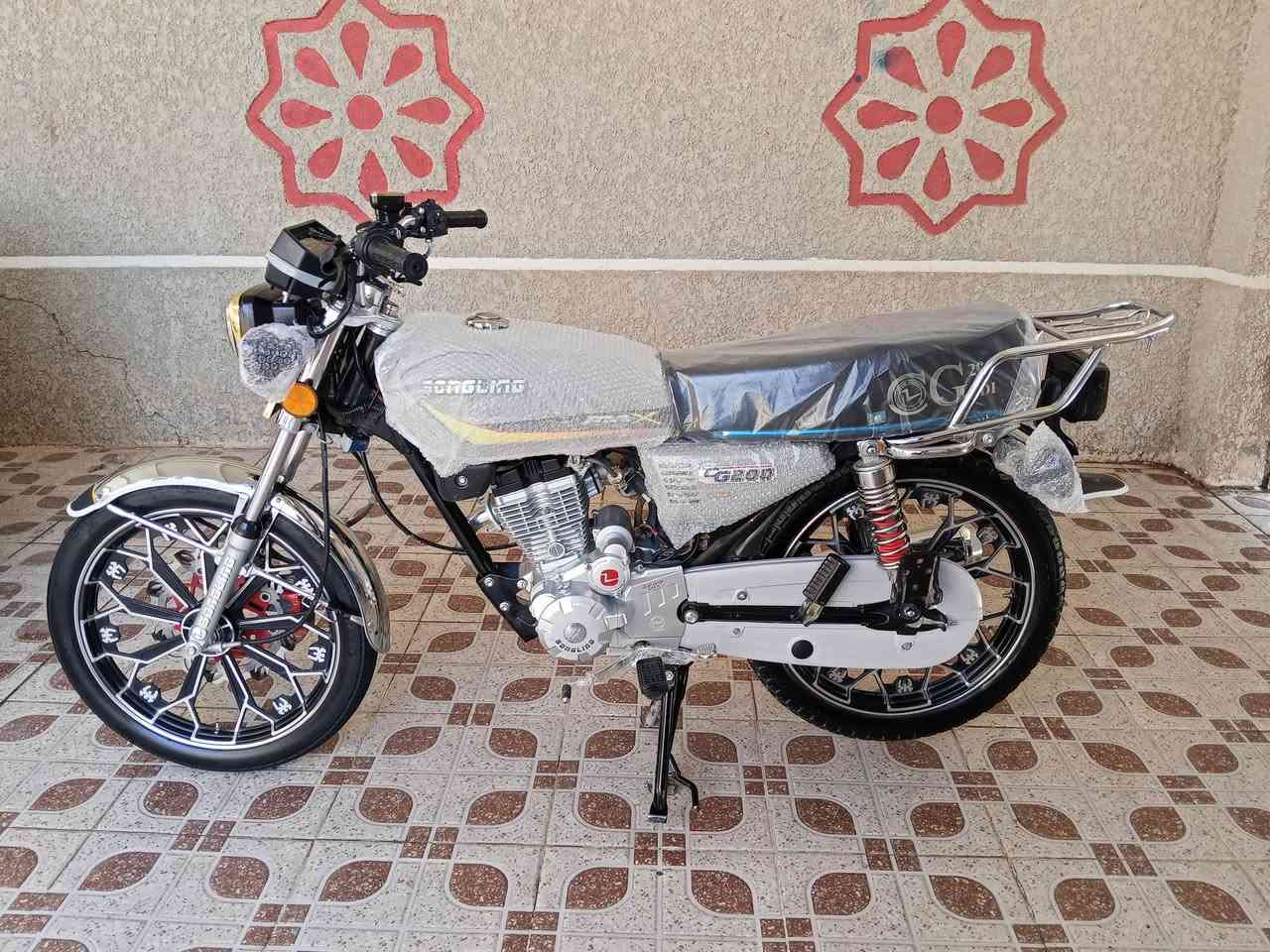السلام عليكم دراجه للبيع موديل 25مكفوله كفاله عامه من كلشي✅ لون مميز🩶مكينه 200دشبول شغال كهربائيات كامله مكان الدراجه ديالى جديده الشط السعر 725وبيها مجال للاستفسار ***********❤🩶🌹
