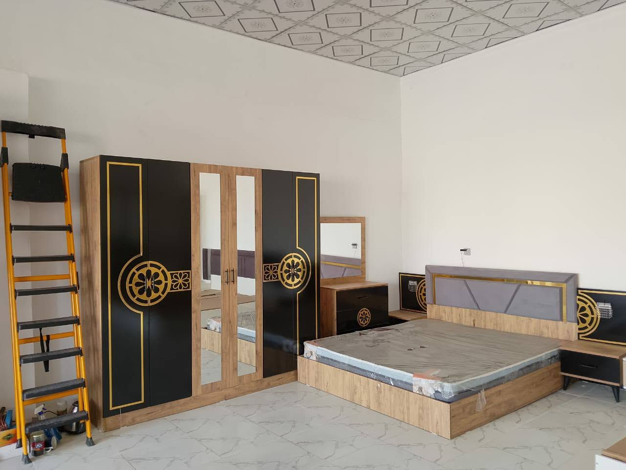 السلام عليكم ورحمة الله وبركاته توفر غرف نوم خشب عراقي وخشب تركي في معرض المتوكل ...وتوفر ايضآ جميع انواع اسيجة شوكية BRCوجميع انواع الخزانات مثل ما موضحلك بل صور الموقع (ناحية القيارة قرية الحود قرب الجسر المعلق ) للتواصل رقم الهاتف{.  ***********.  }
