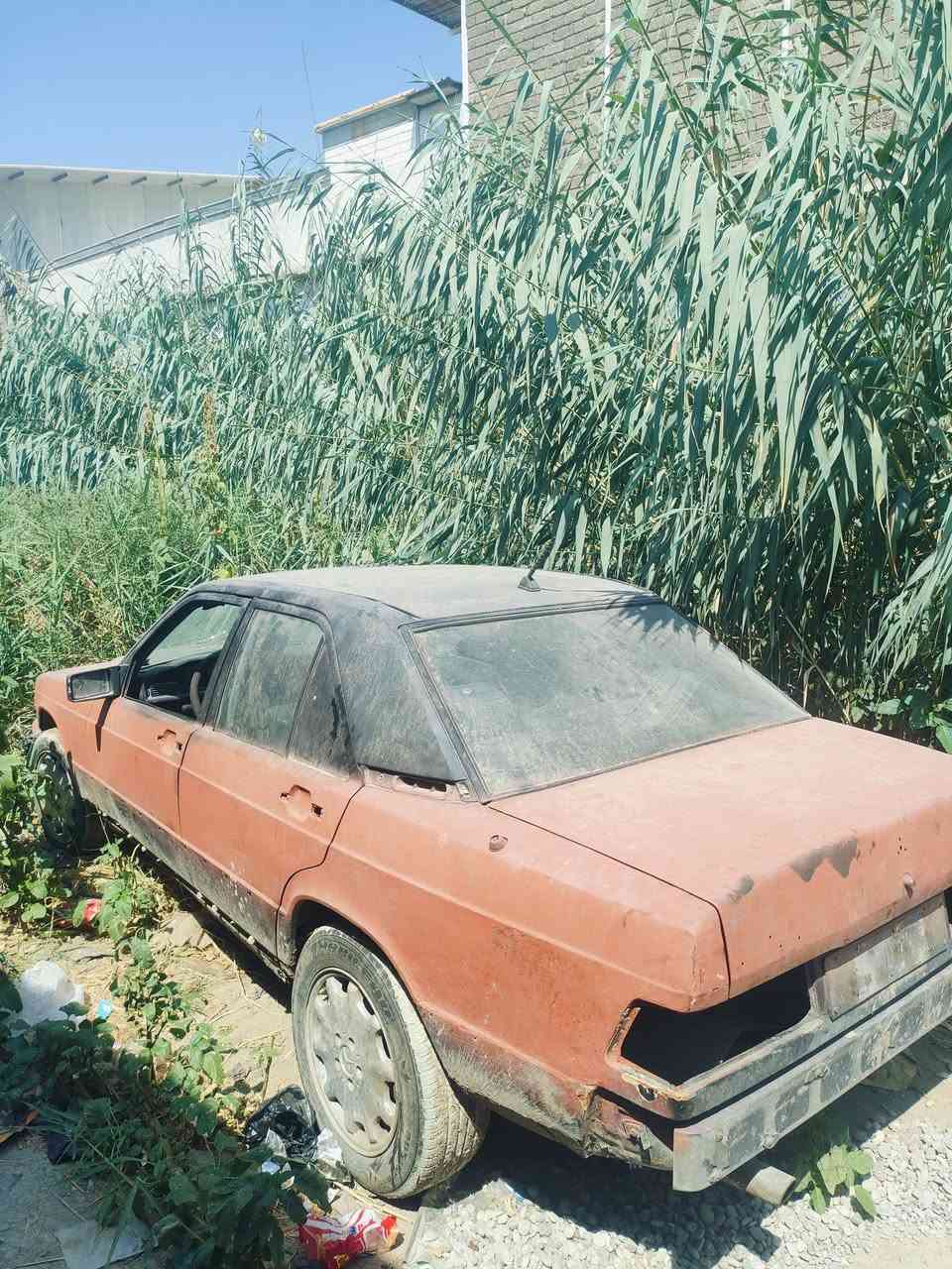 مارسيدس 190 موديل 1990 للبيع غراضها كاملة جديدة السعر 15$ و بيها مجال الاتصال على ***********
