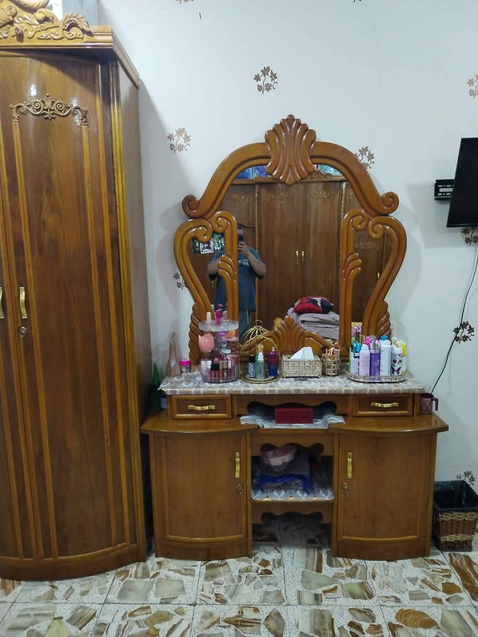 السلام عليكم غرف اخشاب للبيع ما بيها اي ضرر مكاني الكوت الكارضيه السعر مليون و200 رقم الهاتف ***********

