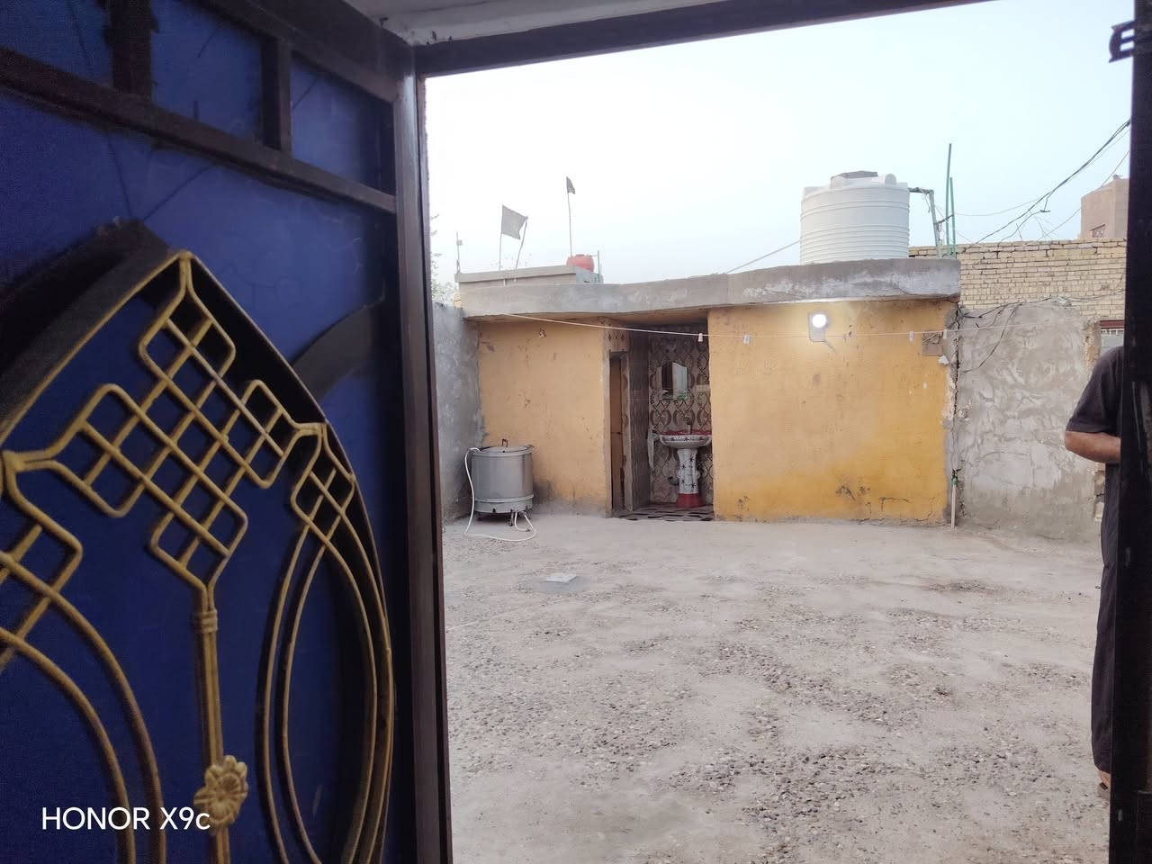 بسم الله الرحمن الرحيم
بيت +قطعة زراعي للبيع
المساحة الكلية مع القطعة 500 متر
صوب بني ركاب/حي الأمير 
شارع 30 قرب أسواق يونس 
البيت غرفتين وصالة ومطبخ وديوانية
وصحيات
مثل ما موضح بالفيديو
البيت عگادة والبناء بلوك
يباع كليا مع القطعة وليس جزيئا 
للسعر وباقي التفاصيل
للتواصل الاتصال على الارقام 
***********
***********
أو مراسلة الصفحة
#هادي_الحجيمي

نص مكتوب في الصور:
- HONOR X9c