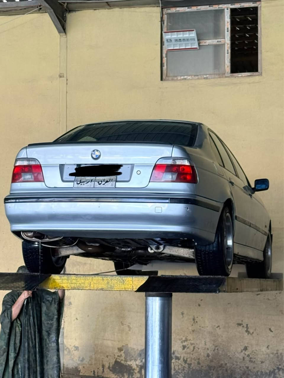 سلام عليكم   مالي دوست 
صقر e39  وزع شه ريكه 
مه سته ره ي گوراوه له گه ل قباغ لاي به نزيني بي عه يب بو داخل بون  ره قه م كردن گوراوه 
موديل ٢٠٠٠
مه كينه ي٥٢٨   له قوه تي خوي بيزاره بي دوكل بي بوخار 
دبل ديجتال 
هه مو گياني له سه ر شه ريكه يه وه ك خوي ماوه 
داخل جلد  
ته ريد سارد+گه رم. ده بل زون 
پاتري نوي 
تاخم بيش و دواي نوي 
سيدي بوكسو كامل ي ماوه 
سيستم و سماعه ي بو دانره وه ١٢٠٠.  واط 
تايه نوي 
 سه ياره يه كي تير مه سرف كراوه جائيزه نوقساني تيا نيه 
٨٩ مجالي كه م  سعري علوجيكه 
فروشتنو كورينه وه به شتي باشتر باقي هه يه 
٠٧٥٠/٥٩٥/٢٦٢٨
٠٧٧٣/٥٩٥٢٦/٢٦ أربيل, العراق

