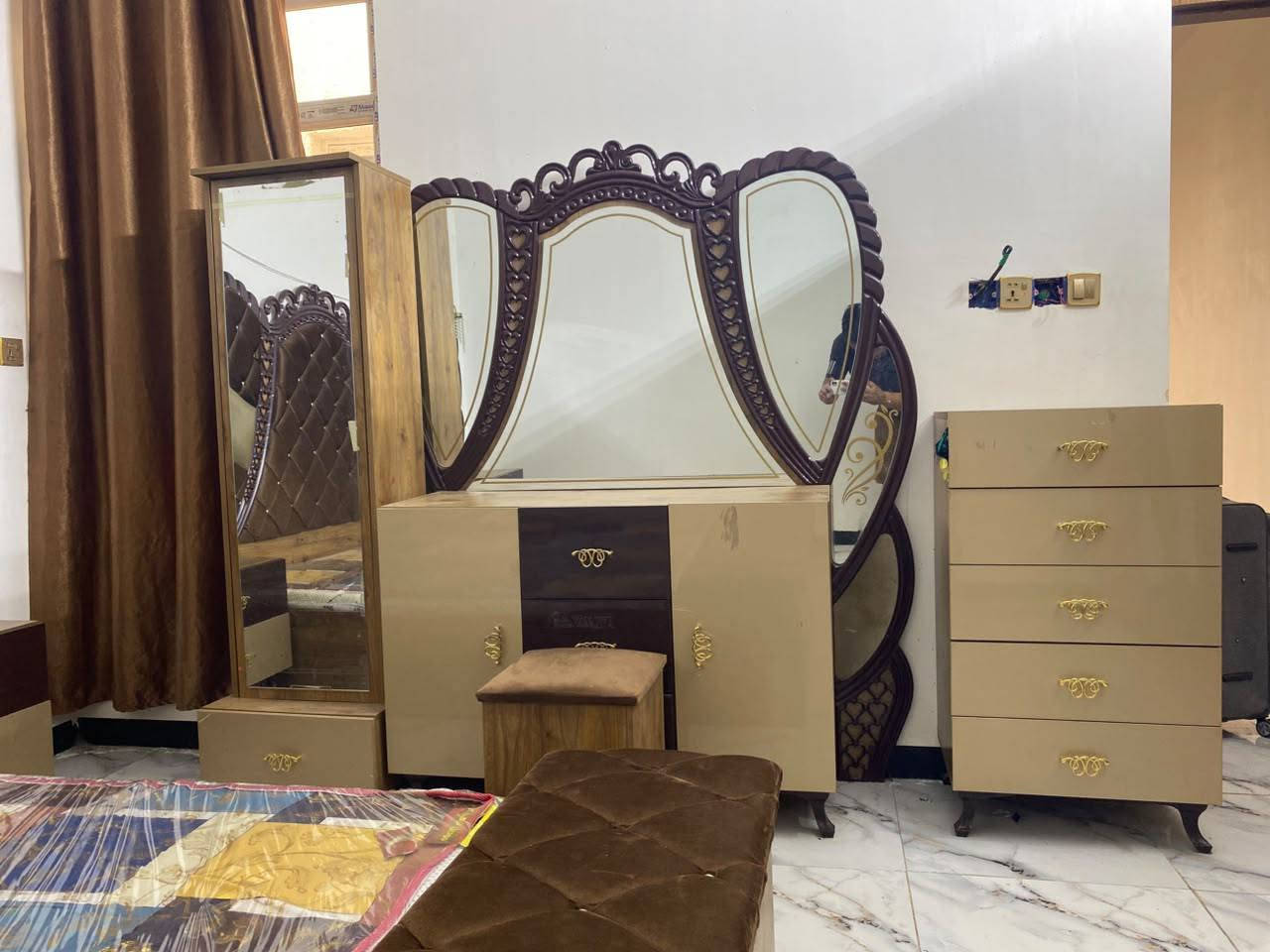 غرفة نوم 9قطع استخدام قليل وياها
دوشك جديد السعر 900. الف  بيهاه مجال قليل ***********@

