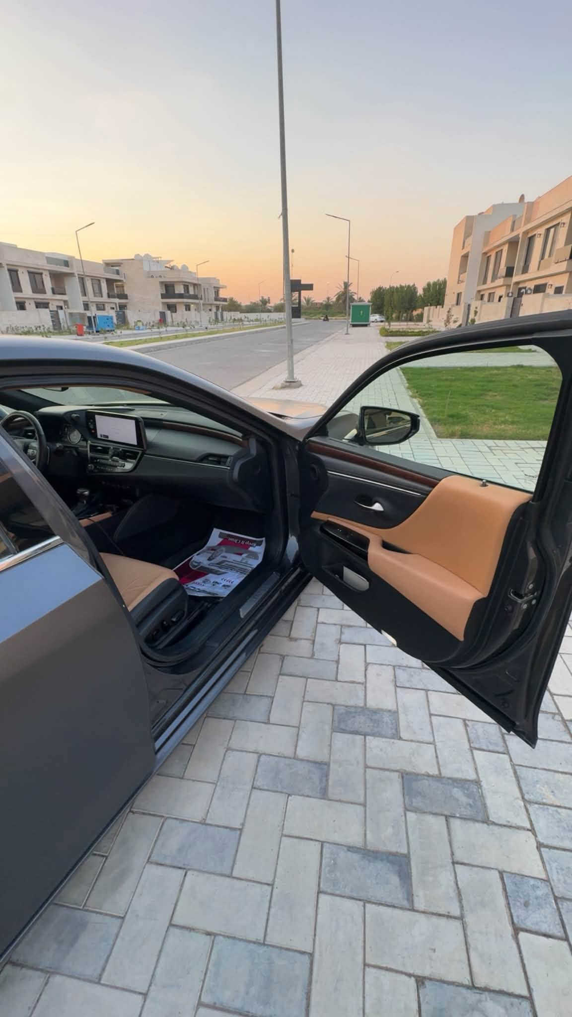 السلام عليكم للبيع  التحفه اليابانيه 🤍
Lexus ES 300 h 2024 هايبرد الترا لكجري

رقم بغداد ب اسمي تحويل ثاني يوم

السيارة فول مواصفات ١/١ 

ماشية 11 الف كيلو قابل للزياده

سياره اخت الكلين صبغ حافة البنيد

 بدون ايرباك السيارة ✅

‏الترا لكجري 

السيارة مغلفة ppf مات 

كامرات 360 درجة

حساسات امامي و خلفي 

رادارات امامي و وجانبي  وخلفي

نقاط عمياء 

تحديد مسار 

مثبت سرعة تفاعلي شفتات ستيرن

تدفئة تبريد كشنات مع خرن ميموري 

تدفئة ستيرن 

فتحة سقف 

نظام صوتي + دمام خلفي 

شاشة جبيرة نظام كار بلي وايرليس واندرويد اوتو

شحن لاسلكي  

مري شفط وكهرباء وتعتيم تلقائي للمرايات والمرايه الوسطيه

ستيرن جلد

وبيها بعد هواي مواصفات معروفة 

السيارة جاهزة بدون نقص  

مكان السيارة بغداد العامرية

الرقم ***********

نص مكتوب في الصور:
- تعديل