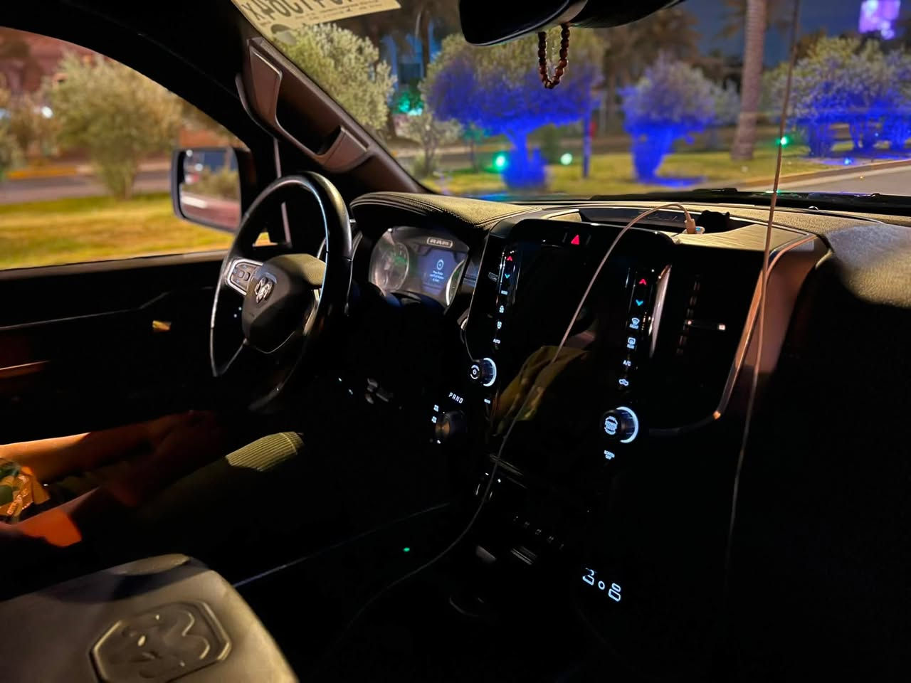 دوج رام 1500 لارامي فول فول مواصفات

الموديل 2023

المحرك : V8 5.7L .

رقم بغداد باسمي تحويل مباشر 

المواصفات :فول 1/1 

بنوراما 

دوس كهرباء 

* دفع رباعي 4x4. فور ويل

* رادار تفاعلي مع مانع تصادم. 

* نقطة عمياء. 
* دوسات جانبية كهربائية.

* المصابيح الأمامية زنون.

* كشافات الضباب زنون. 

* المصابيح الأمامية والمصابيح الخلفية LED. 

* دخول ذكي (بصمة). 

* تشغيل عن بعد.

* مقاعد من الجلد الفاخر. 

* المقاعد الأمامية تبريد وتدفئة

*الستيرن تدفئه 

* شاشة كبيرة يدعم كاربلاي .

* نظام ملاحة نفكيشن GPS.

* مانع تصادم خلفي. 

* مكيف خلفي.

*محدد سرعة.

* مرايا كهربائية جانبية.

* شاحن موبايل لاسلكي (واير ليس).

* الشباك الخلفي كهربائي. 

* المرايا الجانبية تدفئة. 

* باب الصندوق كهربائي.

* غطاء من سلايت

* هاند بريك كهربائي.

* حساسات امامية. 

* حساسات خلفية. 

* مرايا مع خاصية التعتيم الذاتي. 

* مساحات تخزين إضافية .

*باب طويل .
السعر 320
ملاحضه السياره الصندوك دبل كود السياره بس مصلحه 
 ما بيه درسه اليسرى الكهربائيه

***********

