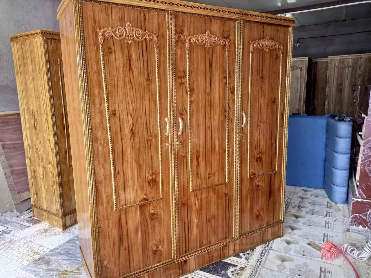 سلام عليكم كنتور 3باب200و2باب 130مكان مسيب حي المعلمين شارع نهر بحي طلاع رقم هاتف *********** ويوجد توصيل
