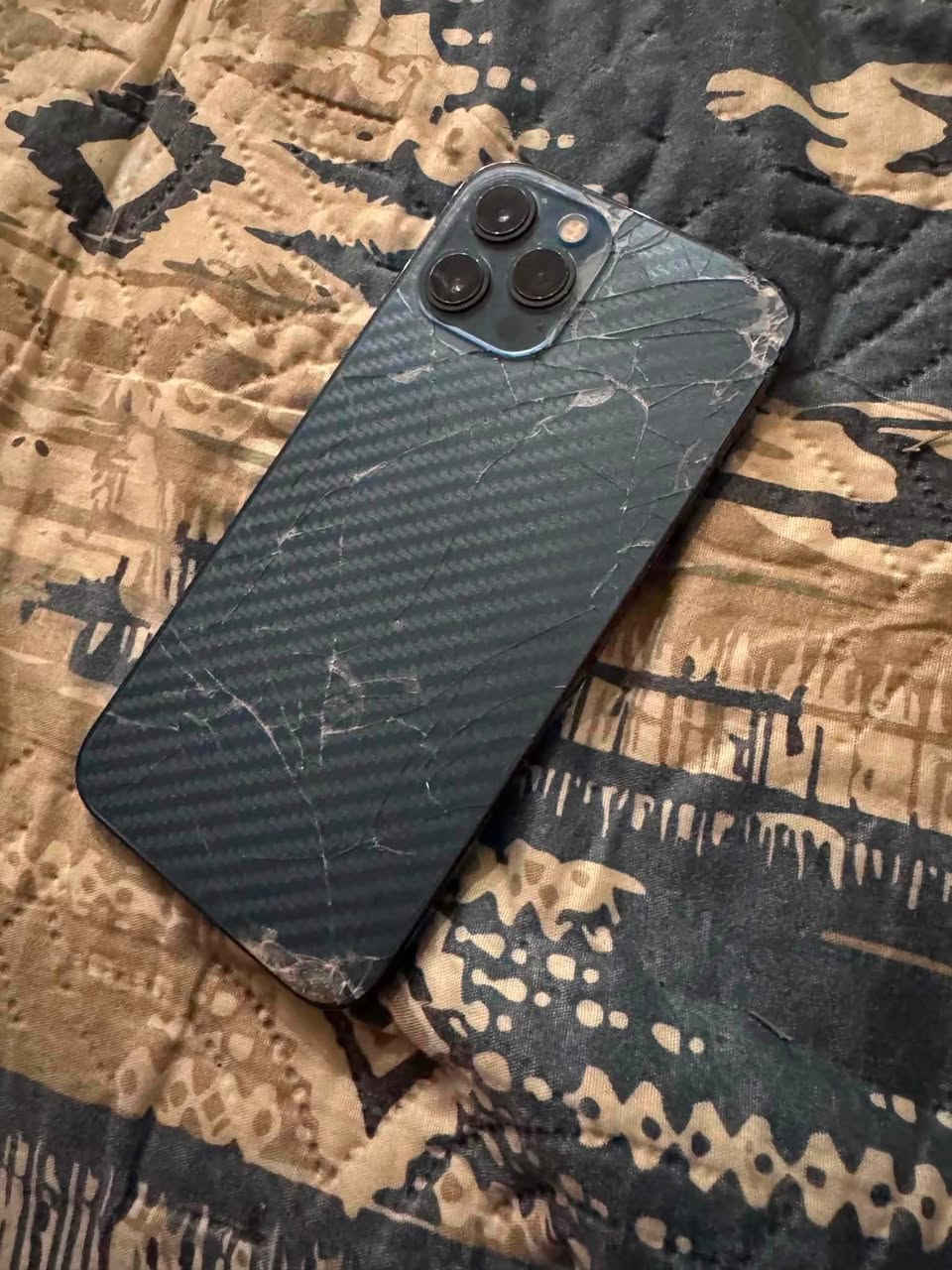 ايفون 12 Pro Max
•  الذاكرة: 256GB

 •  البطارية: 100% مستبدلة تفصيخ

 •  اللون: نيلي - الظهر بيه فطور

 •  النسخة: شرق اوسط AAA ماستر

 •  الشاشة: 3 خيارات مستبدلة

 •  الشغال: اتصال ✅ سيم كارت ✅ واي فاي ✅

 •  الملاحظات: فيس ايدي ❎ | السماعة الفوك متوقفة تصليحها بـ 25 ألف

 •  الحالة: الباقي مابي مشكلة

مراوس بهونر او بوكو 

تفاصيل البيع:

 •  المكان: بغداد - مدينة الصدر

 •  للتواصل واتساب:***********
