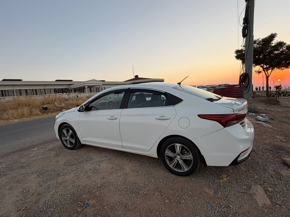 هيونداي أكسنت 2019 (خليجي) 🚗
تفاصيل السيارة:
 الموديل: 2019
 المواصفات: خليجي
 المسافة المقطوعة: 141,000 كم
 السيارة جاهزة وبحالة ممتازة للمشي والخدمة.
المواصفات والمميزات:
 📱 شاشة نظام أندرويد تدعم Android Auto و Apple CarPlay
 📹 كاميرا خلفية عالية الدقة للصفط والبراكينغ
فتحة سقف بانوراما 
 🪞 مرايا جانبية كهربائية (شفط / طي كهربائي)
 💡 إشارات ضوئية على المرايا الجانبية
 صبغ جهة اليمين (تقريباً 5 قطع) 
📌مكاني دهوك 
📱***********
💵 95 ورقه وبيها مجال
