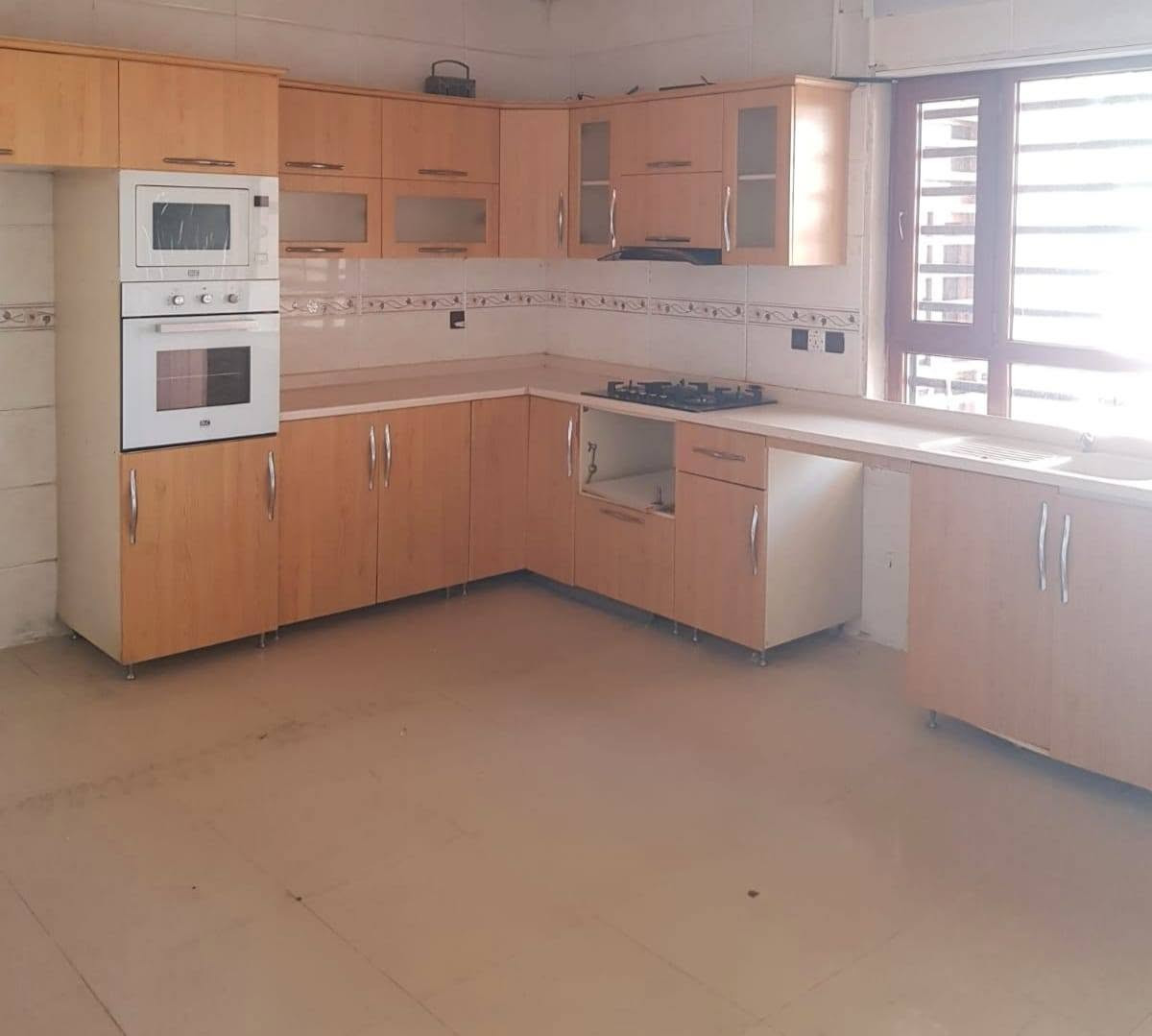 🏡بيت200متر فارغ للإيجارالدائمي🏡
/أربيل/شارع100/المربع الذهبي/
/بارك32/جانب فندق رمادا/
للتواصل واتس***********  
/مساحة200متر/4غرف/طابقين/
/سباليت/مبردات/كاونتر وطباخ/
/حديقة/كراج/غرف ماستر/بلكون/
