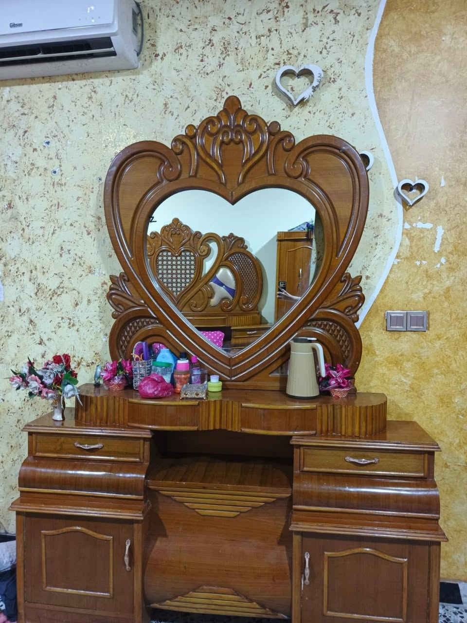 غرفة نوم • مراية مكسورة • بصرة خمسة ميل