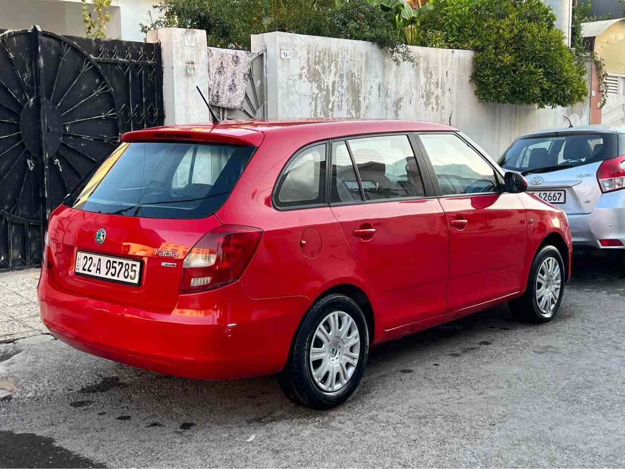 سكودا فابيا ٢٠١٣ 
گيرو مكينة و تبريد و هةموو شتى بة شةرتة بةناو خومانة 
رقم و سنوى نويي . ١ پارچة بي ژورى
*********** أربيل, العراق
