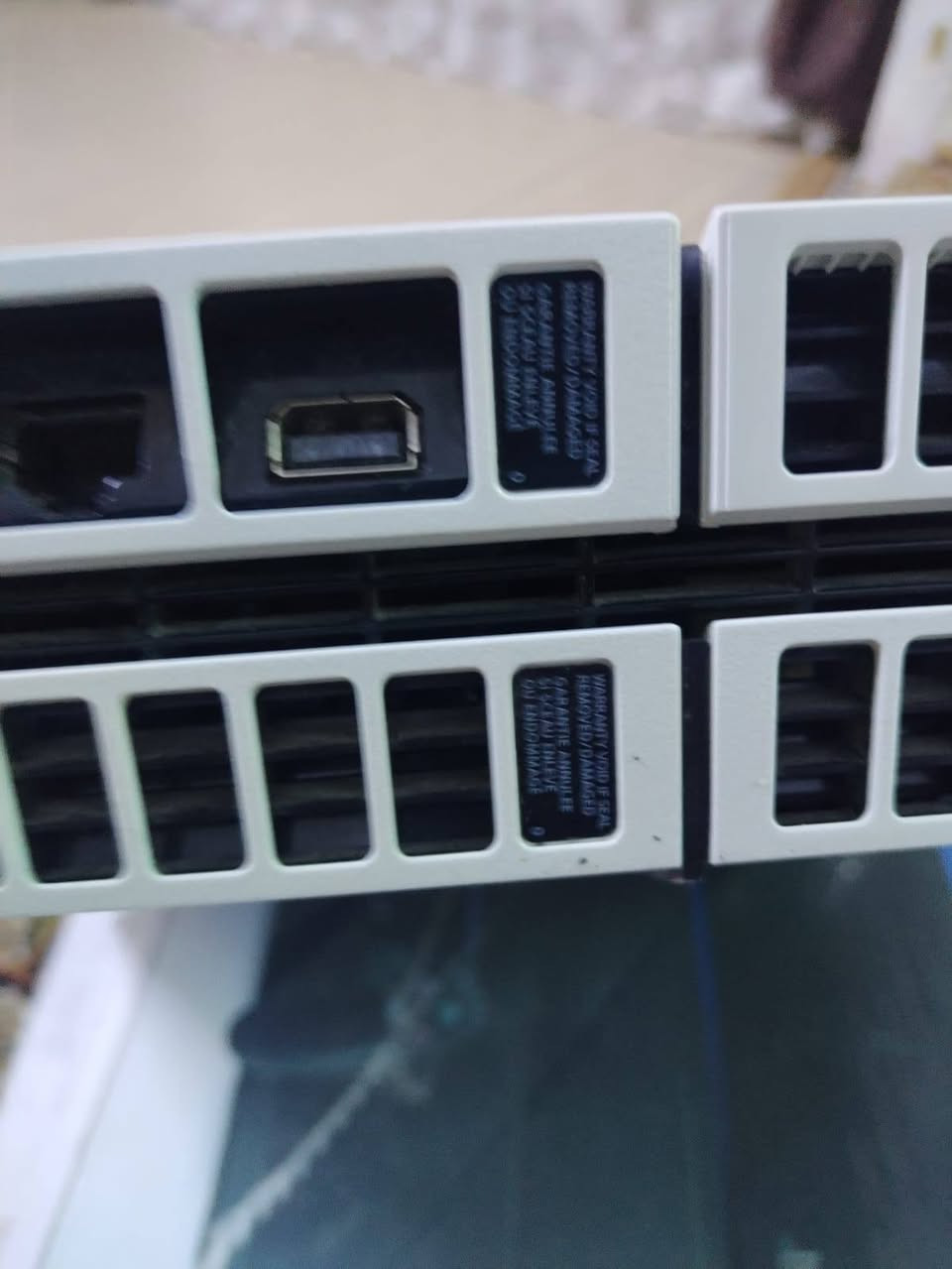 سلام عليكم PS4 فات مهكر بية ٧ اللعاب ذاكرتة ٥١٢ 
وياة يدات اثنين وحدة شغالة والثانية المربع ما يشتغل بية
السعر 260 الف ، البلي ما مفتوح لوك ستيكر العنوان ميسان المجر الكبير، الرقم
 ***********
