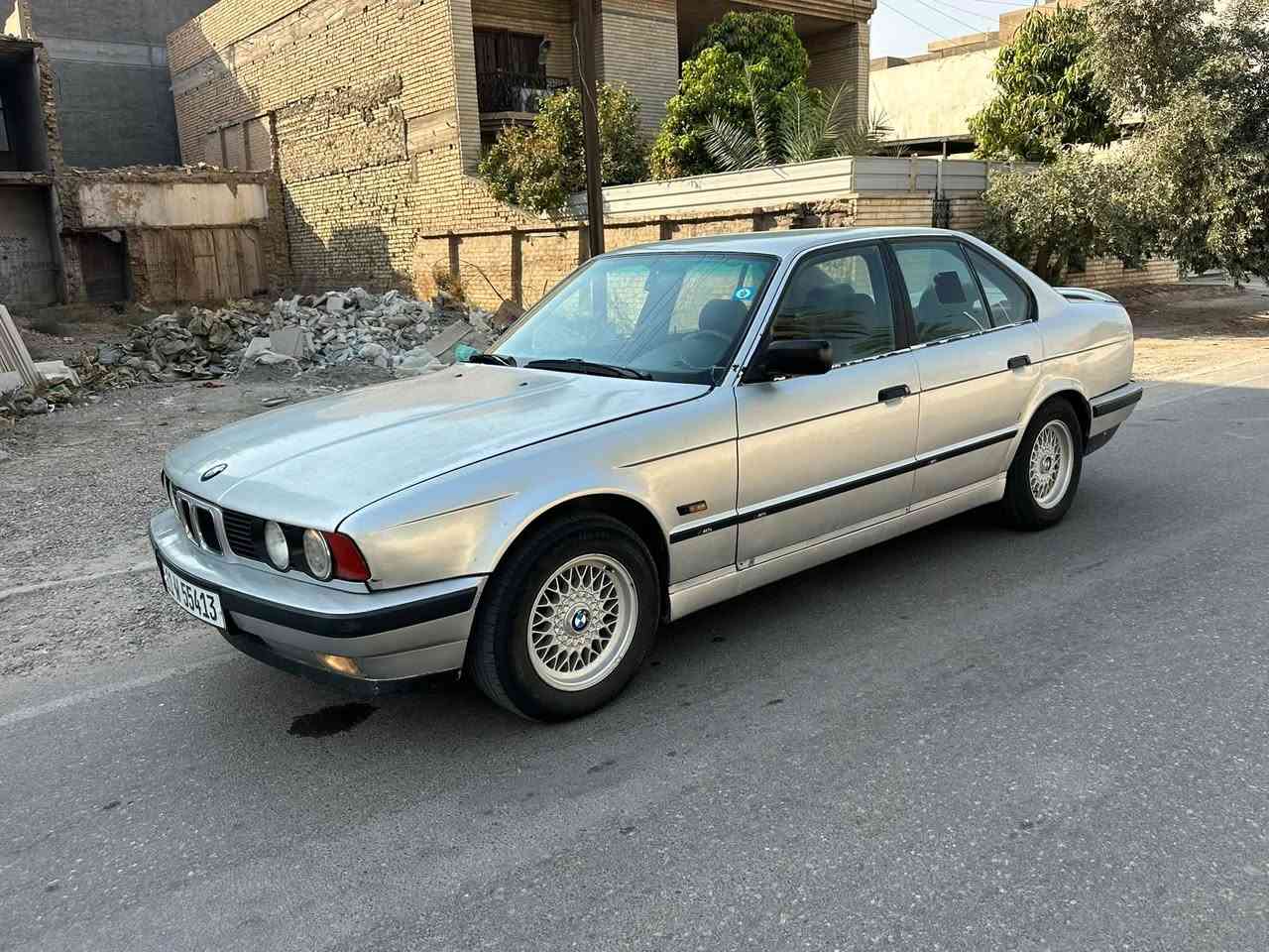 سلام عليكم
للبيع بي ام موديل 1992 اصل
حجم 525  مسكر فانوس اصل بليته وسنويه وارد يابان
صبغ فقط حزم بدون ضرر وبيها جراد شوفت عينك
كير مكينه صدر جديد ترايها شركه ناعمه بشكل
داخل كارتير جلد صاج داخلها كلش حلو تبريد ثلج
اخوان سياره حلوه وناعمه وكلها ع شركه ورقم بغداد بسمي تحويل ثاني يوم هزه جديده سعر 47 وبيها مجال قليل مكاني بغداد حي حطين او الخضراء
