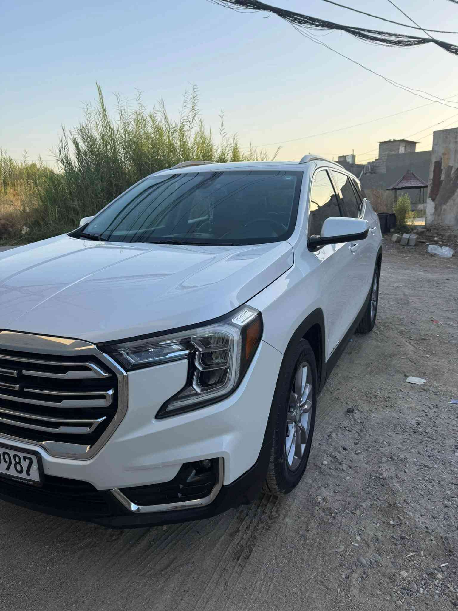 🚨 للبيع: جي إم سي تيرين (GMC Terrain) موديل 2022 - فئة SLT (فول مواصفات 1/1) 🚨
السيارة بحالة قمة بالنعومة والأناقة والهيبة، ومجهزة بأعلى حزمة مواصفات وراحة وأمان من GMC.
📌 التفاصيل والمواصفات:
• المحرك: 4 سلندر 1.5L Turbo (اقتصادي جداً ونشط).
• الجير: أوتوماتيك 9 نمر الحديث (نظام أزرار Precision Shift).
• نظام الدفع: فور ويل (AWD) مع فرار تحكم بأنماط القيادة (دفع ثنائي / فور ويل / طرق وعرة).
• السقف: فتحة سقف بانوراما كاملة (SkyScape).
• الإضاءة: فول LED أمامية وخلفية بتصميم C-Shape الشهير.
• الرنغات: ألمنيوم قياس 19 إنش بتصميم ممتاز وجذاب.
• الصندوق الخلفي (الجنطة): كهرباء ينفتح بالقدم (سنسر حساس) مع طباعة شعار GMC ضوئياً على القاع.
• المقاعد (الكشنات): جلد فاخر مع تحكم كهربائي كامل للجانبين + ذاكرة خزن لوضعيات كشن السائق (Memory Seats).
• التدفئة: تدفئة بالكشنات الأمامية + تدفئة بالستيرن.
• التكييف: دبل زون (تحكم منفصل) مع فتحات تكييف خلفية.
• الشاشة: لمس كبيرة 8 إنش تشغل Apple CarPlay و Android Auto لاسلكياً.
• النظام الصوتي: سماعات فاخرة جداً من شركة Bose.
• شاشة الزجاج (Head-Up Display): تعرض السرعة والتنبيهات على الجامة الأمامية.
• الشحن: شاحن وايرليس للموبايل + منافذ Type-C و USB أمامي وخلفي.
• الكاميرات: نظام كاميرات 360 درجة داير ما داير السيارة بصورة HD.
• الرادارات والأمان:
 رادار أمامي لتجنب التصادم + كبح تلقائي بالطوارئ ورصد المشاة.
 نظام تنبيه ومساعدة للمحافظة على المسار.
 حساسات فول أمامي وخلفي + كشف الزوايا الميتة بالمرايات.
 تنبيه حركة المرور الخلفية عند الرجوع بك.
سياره كلين بيها طخه صبغ صغيره بلصندوك رقم جديد ومميز هزه جديده 
📌 السعر والتواصل:
• المكان / المحافظة: [الموصل]
• الممشى (المسافة المقطوعة): [90الف كم]
• السعر المطلوب: 188
• رقم الهاتف والواتساب:  ***********
السيارة جاهزة الشاري الجاد يتفضل يتصل أو يراسلني واتساب.
