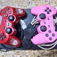جهاز ps2 كامل ملحقات مع جوستكين بس اكو ملاحضه انو الجوستك الوردي من تد...