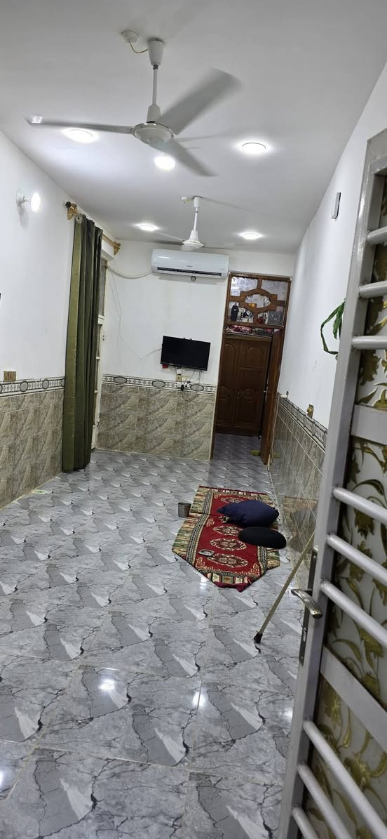 السلام عليكم
مشتمل مصفر ب6000
للبيع في  السفحه الاوله
 على ساحه 
قريب جسر المشات 
معاملته كامله 
***********
